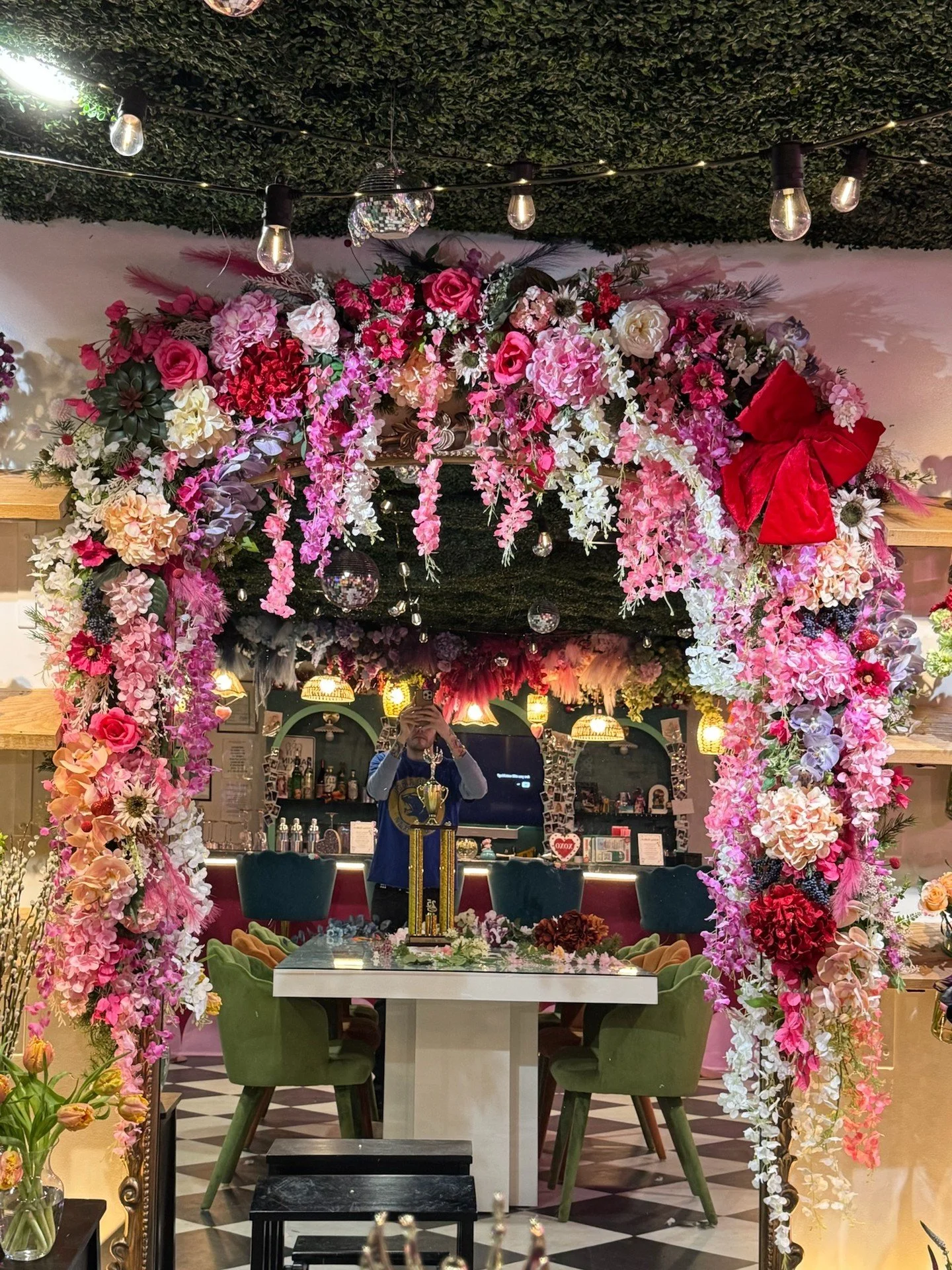 Did you even visit Poppy's if you didn't take a selfie in the big mirror 🪞 🌸 

#poppysoflex #flowerbar #poppysflowerbar #bouquetbar #florist #floristsofinstagram #lexingtonflorist #lexingtonkyflorist #sharethelex #sharelex #cocktailbar #kentuckybar