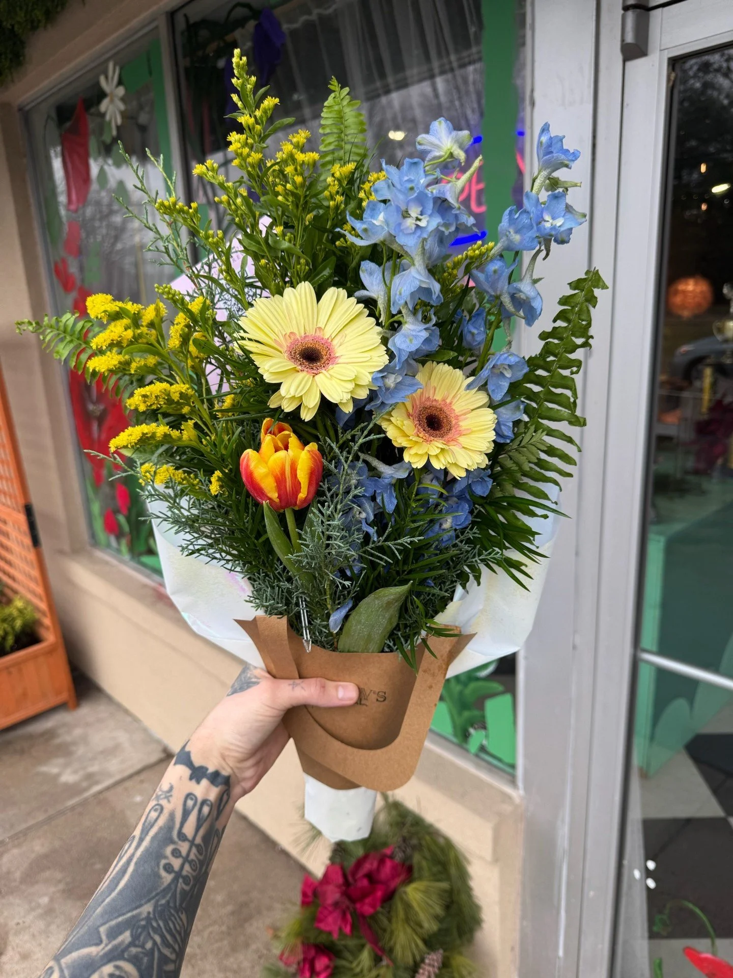 Not just a flower shop 🌸 Build your own bouquet, enjoy a cocktail or mocktail, and hang out as long as you want!!! We want to hang with you!

#poppysoflex #flowerbar #poppysflowerbar #bouquetbar #florist #floristsofinstagram #lexingtonflorist #lexin