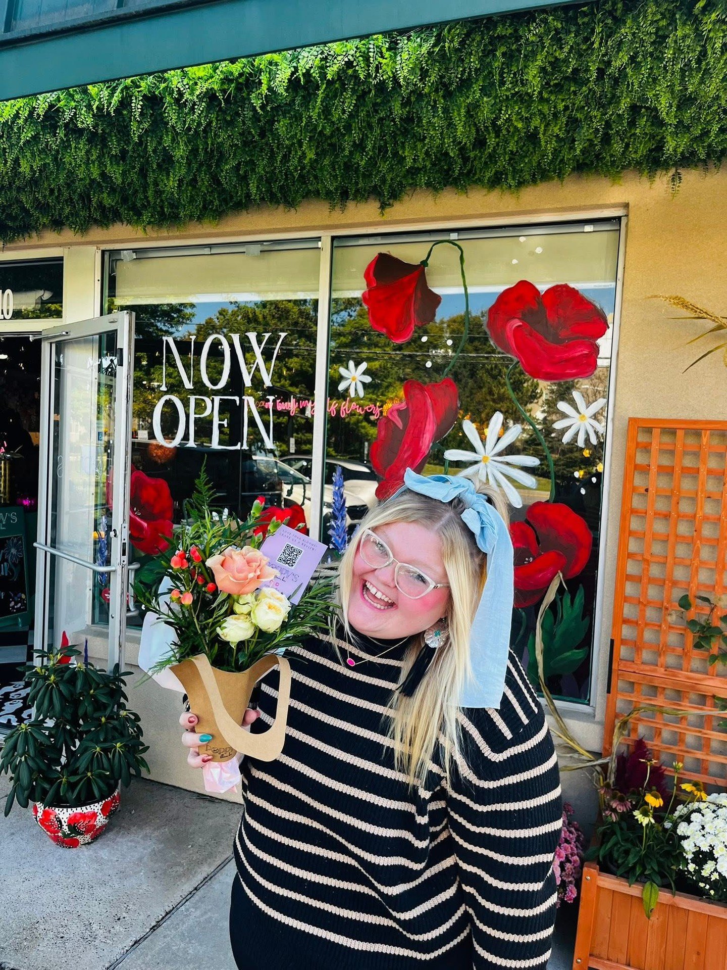 Build-your-own bouquet therapy is very real 💐🌸 Choose your blooms by the stem, create something beautiful, and leave happier than when you walked in. Flowers + fun = Poppy&rsquo;s.

#poppysoflex #flowerbar #poppysflowerbar #bouquetbar #florist #flo
