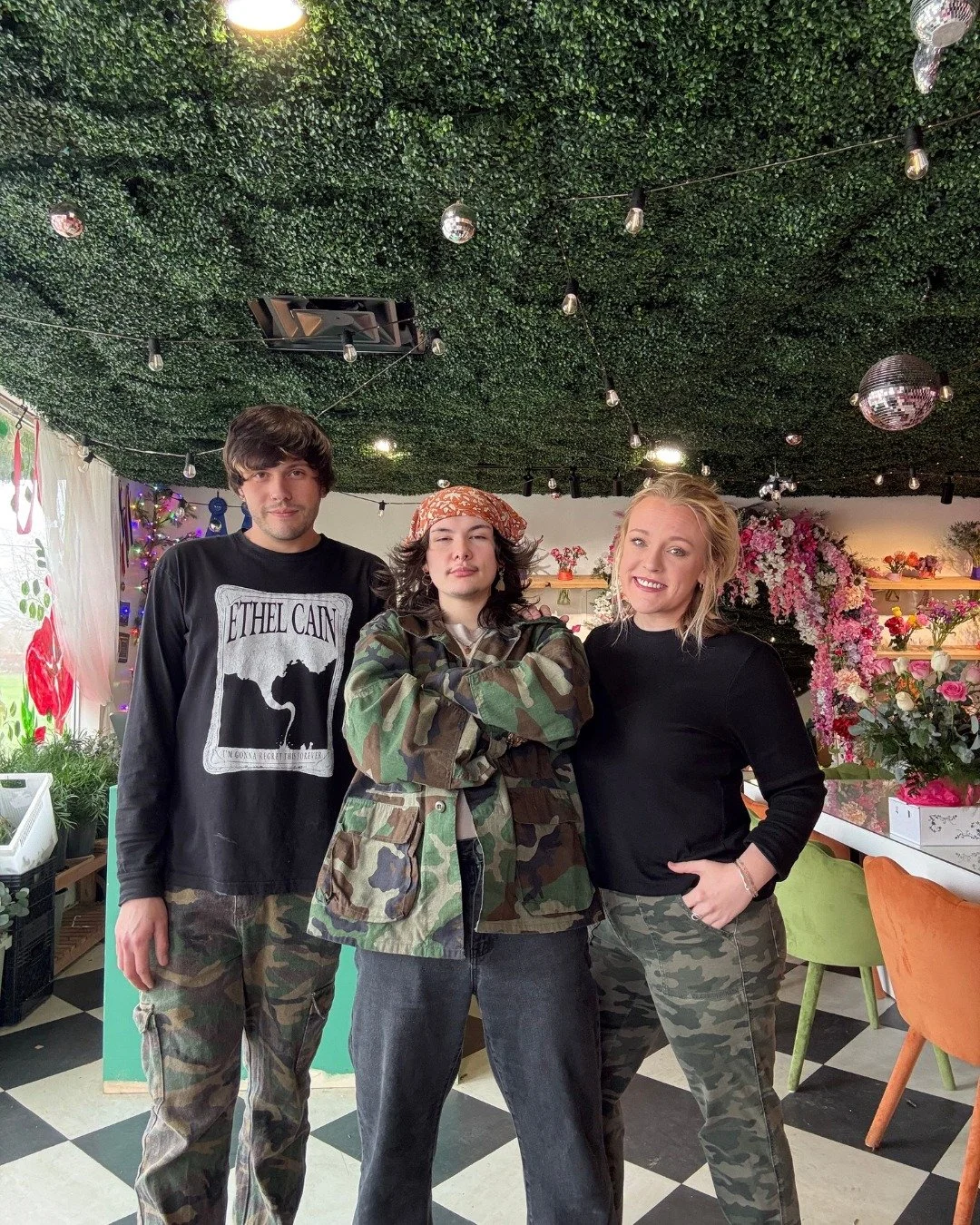 Need flowers? A bestie? Call us, beep us, (text us)  if you wanna reach us 📞 💌💐 We&rsquo;re always here to help with flowers, events, and all things Poppy&rsquo;s hehe 🌸✨

#poppysoflex #flowerbar #poppysflowerbar #bouquetbar #florist #floristsofi