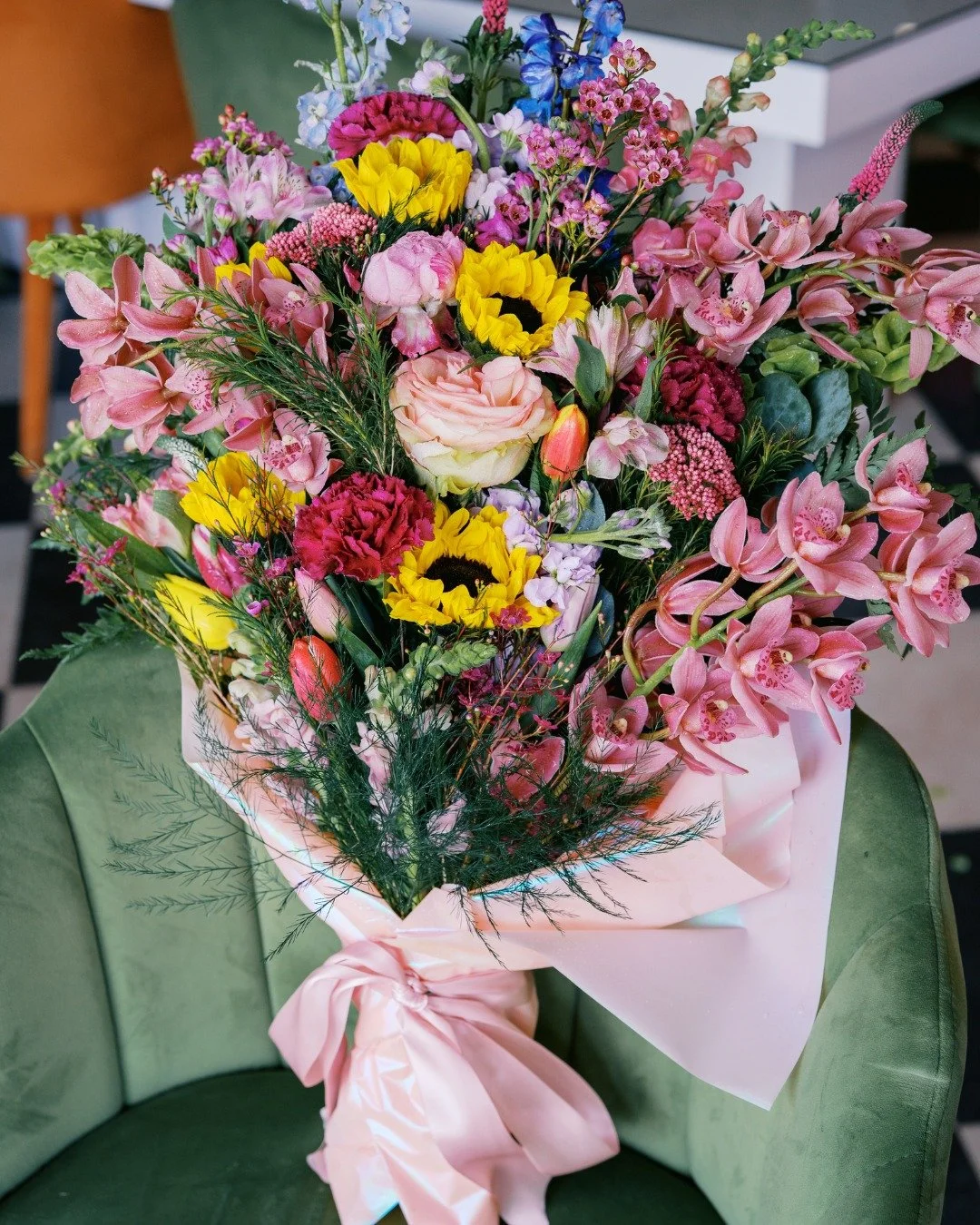 Good LAWD she's gorgeous 👀 

#poppysoflex #flowerbar #poppysflowerbar #bouquetbar #florist #floristsofinstagram #lexingtonflorist #lexingtonkyflorist #sharethelex #sharelex #cocktailbar #kentuckybars #lexingtonky #events #lex #lextoday #bbn #florals