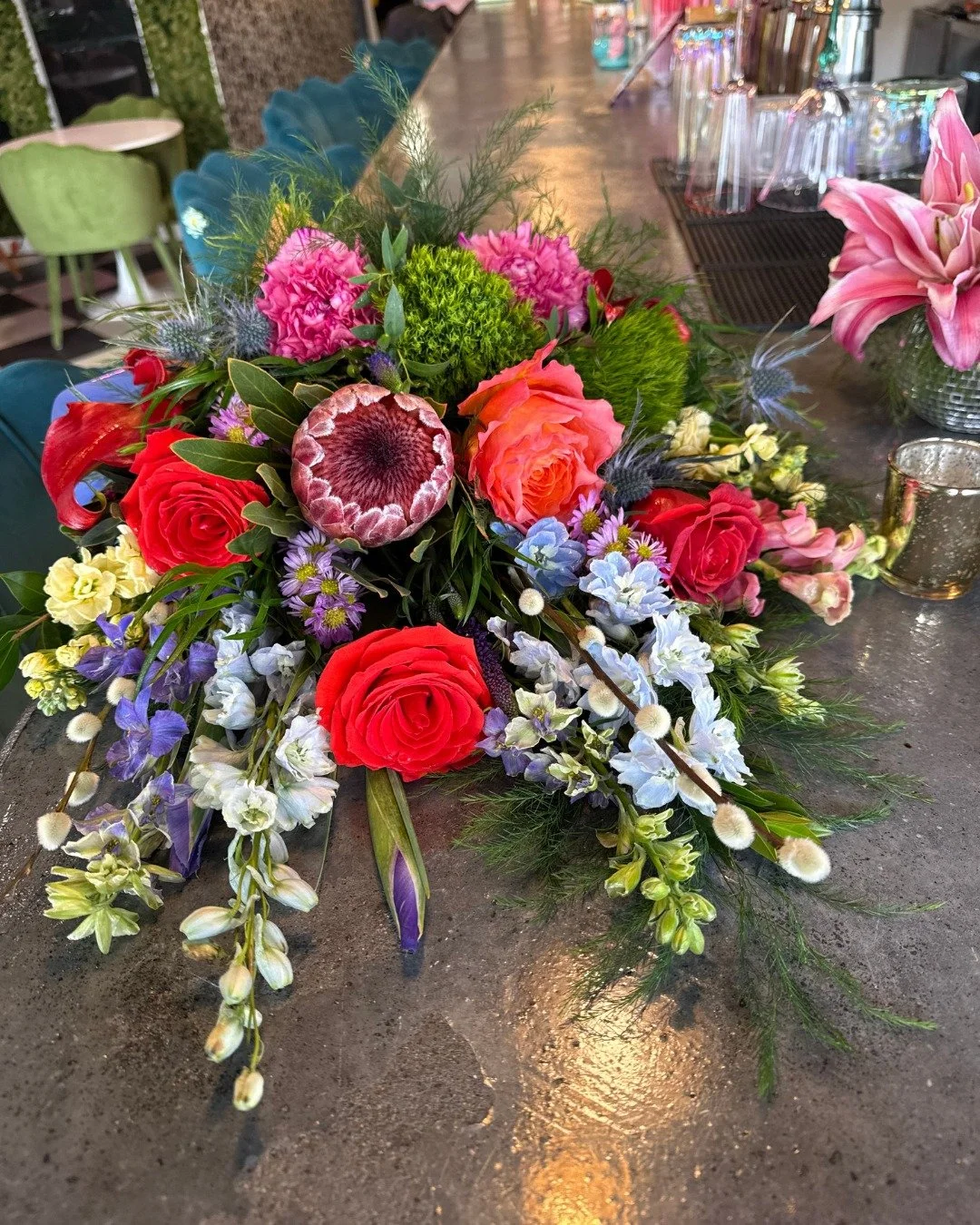 Not just a florist 💐 Our flower bar lets you design, create, and celebrate all in one spot 🌷 Build a bouquet for yourself, a friend, or someone you love, (or someone you hate, if that is your thing, we support you babe!)

#poppysoflex #flowerbar #p