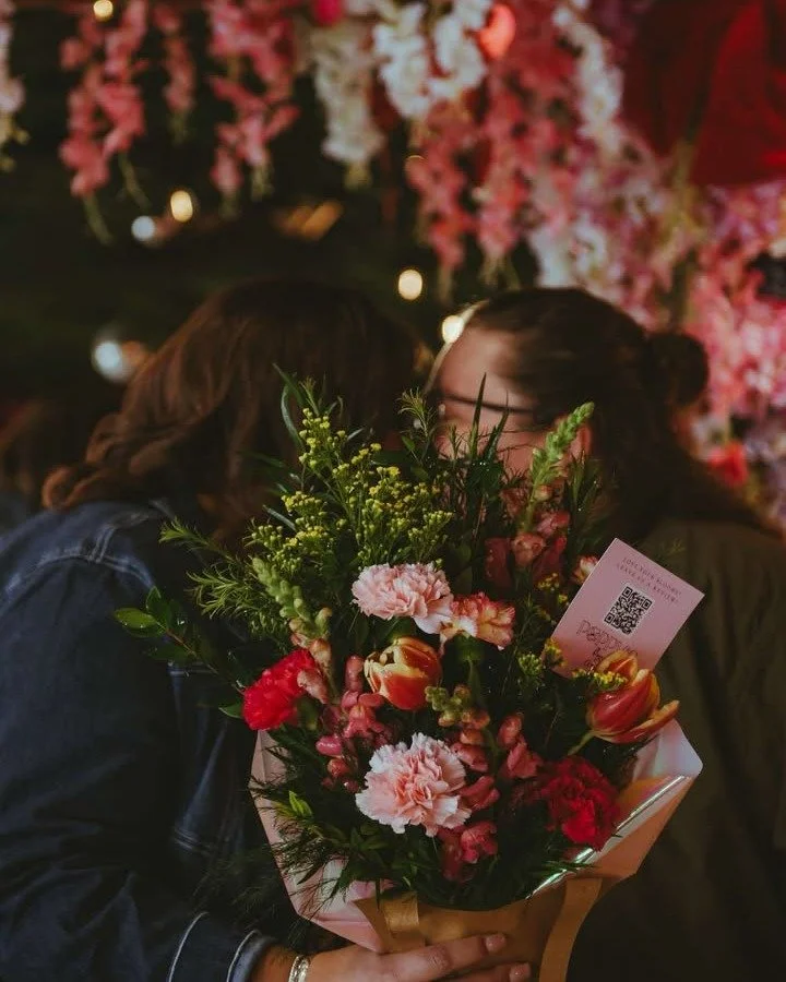 WE LOVE ENGAGEMENTS!!! These are the MOMENTS &hearts;️ 

#poppysoflex #flowerbar #poppysflowerbar #bouquetbar #florist #floristsofinstagram #lexingtonflorist #lexingtonkyflorist #sharethelex #sharelex #cocktailbar #kentuckybars #lexingtonky #events #