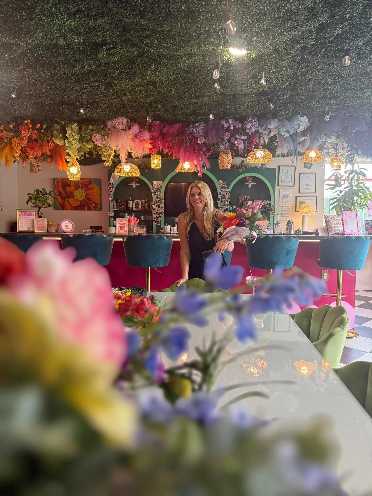 Life's so fun here ❤️

#poppysoflex #flowerbar #poppysflowerbar #bouquetbar #florist #floristsofinstagram #lexingtonflorist #lexingtonkyflorist #sharethelex #sharelex #cocktailbar #kentuckybars #lexingtonky