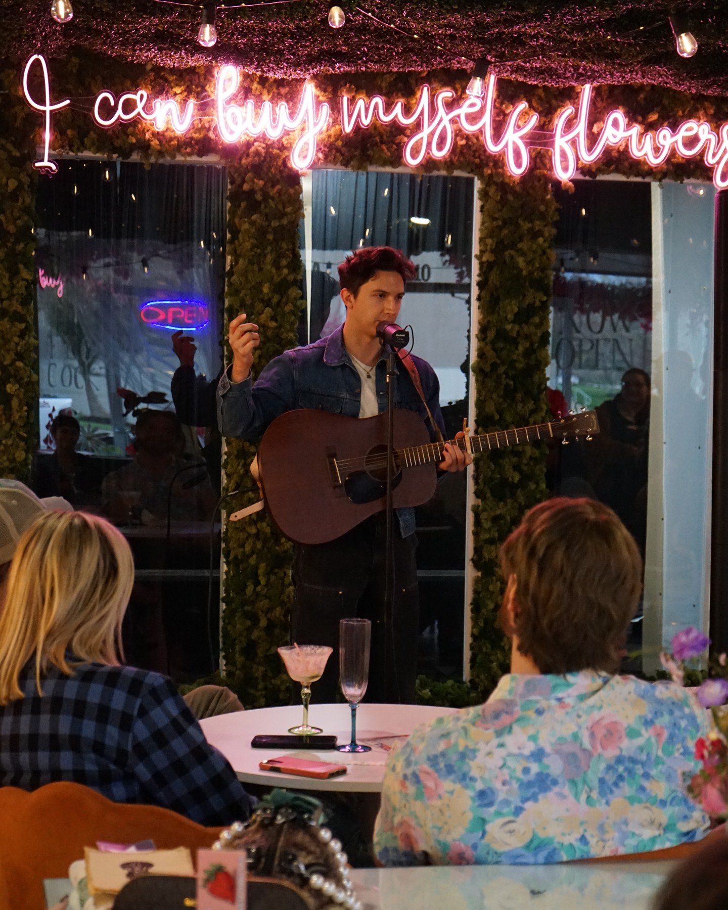 We had a great time last month hosting the @andrewmontanamusic show. More live music comin' soon to a flower bar near you 👀 🪕 

#poppysflowerbar #poppysoflex #sharethelex
