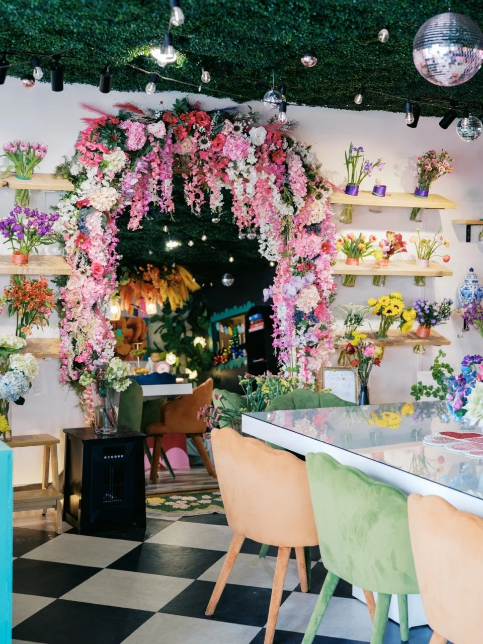 Building your own bouquet is exactly what it sounds like 🌸 You walk in, pick the stems you like, and make something completely your own. No experience needed, and all ages welcome, any time!

#poppysflowerbar #poppysoflex #lexingtonky #flowerbar #fl