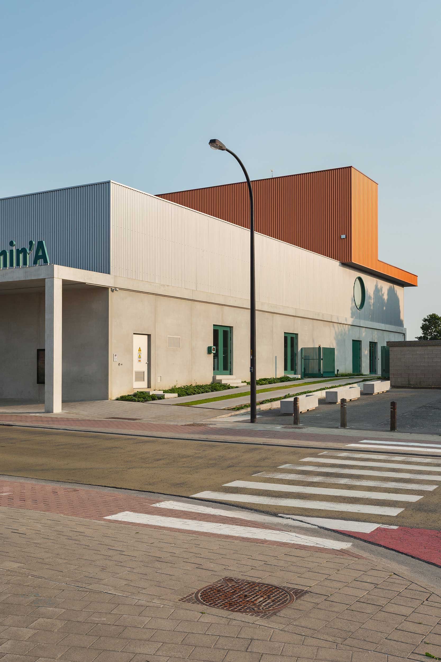 Photo of the side facade at the golden hour enhancing the essential integration of new volumes and the relationship with the direct urban environment.