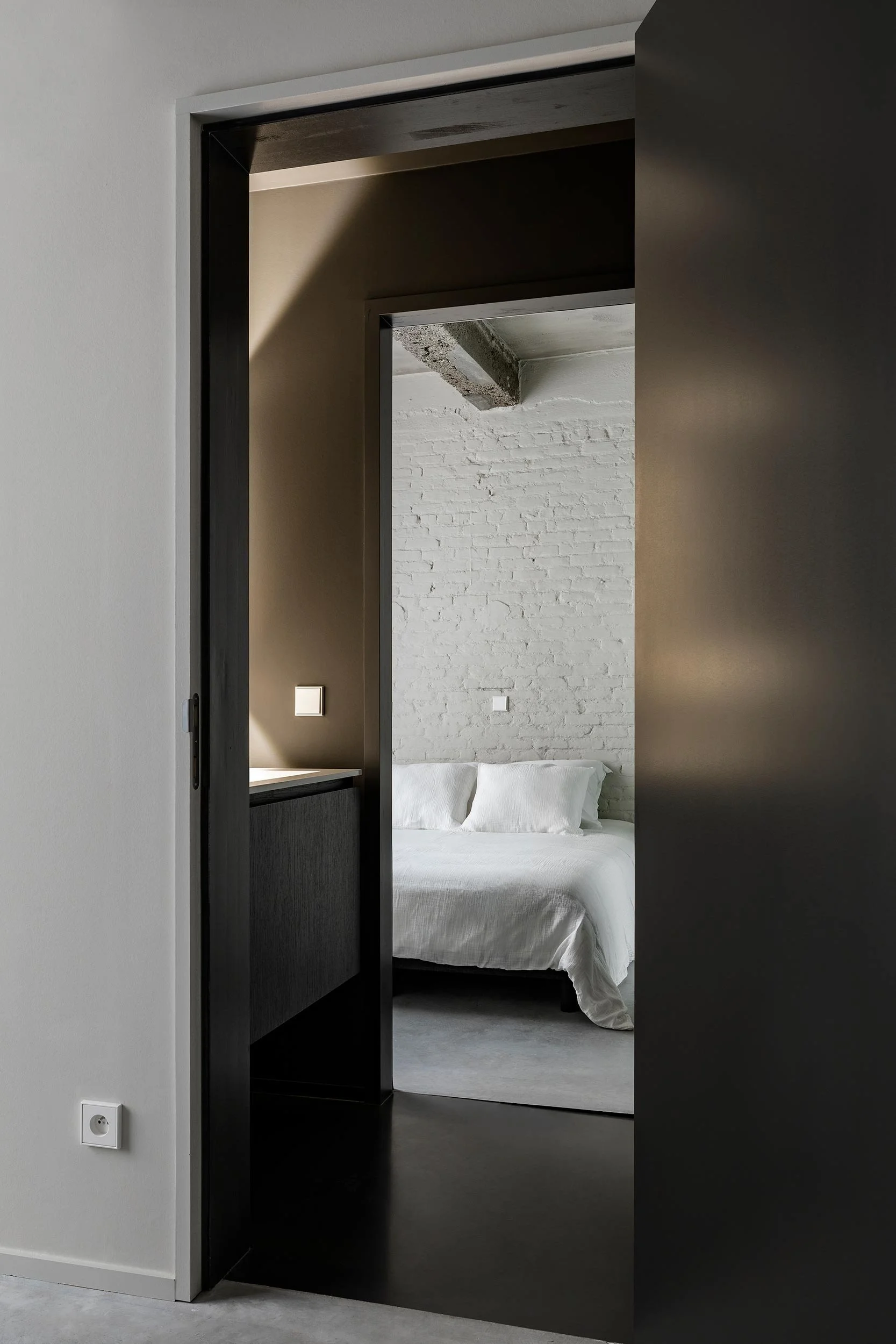 Modern interieur gefotografeerd met zicht op de slaapkamer en een gedeelte van de badkamer