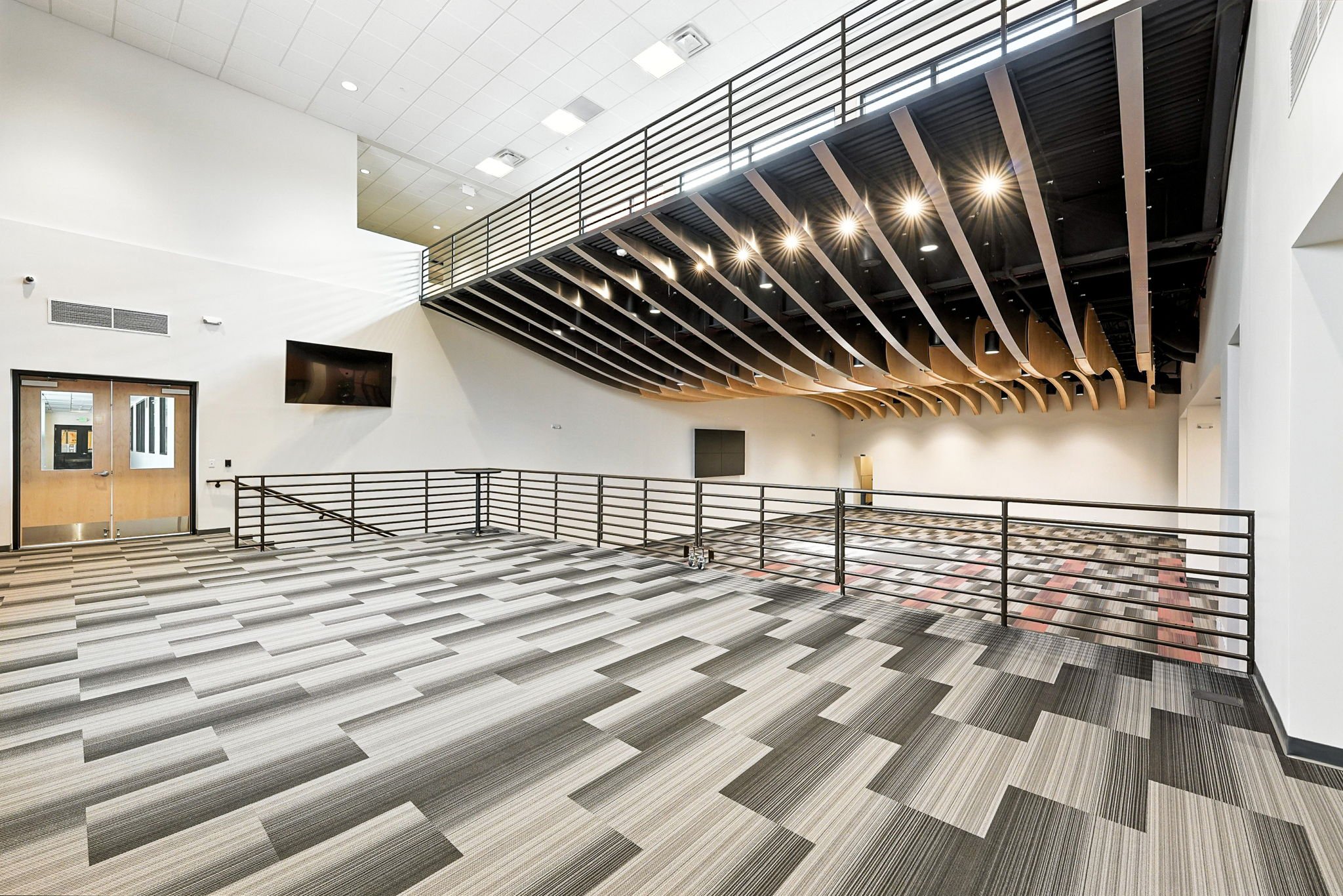 The knife fins from the stage create a powerful statement and the bridge creates a connection between the upper floor and the event space.