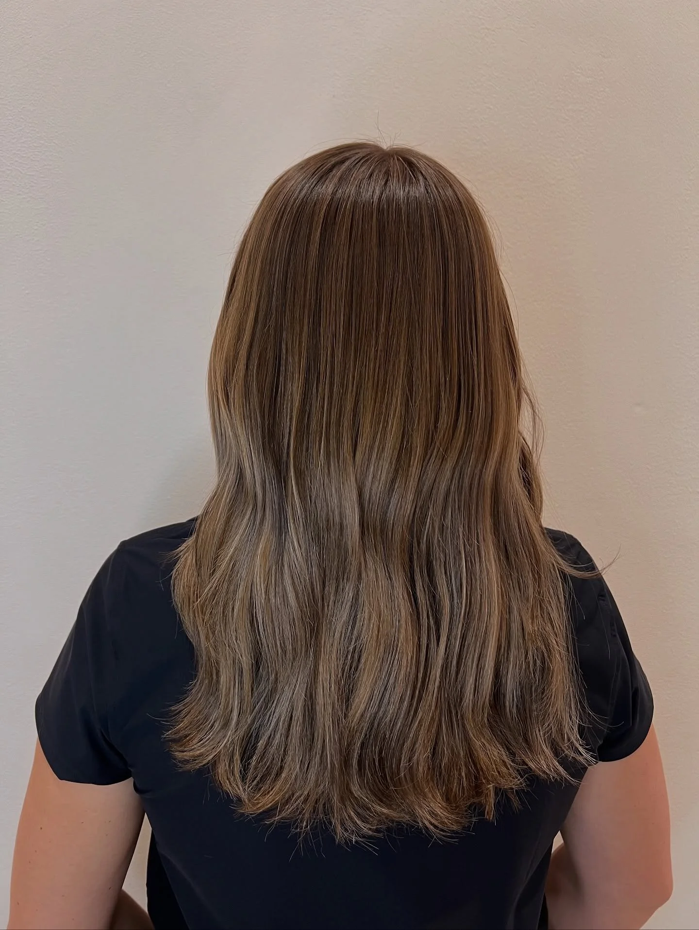 🪄 swipe to see the before 

Call or text us @ 602-607-0142

#verrado #buckeyeaz #azhair #schwarzkopfprofessional #bronde #brondehair #brondebalayage #haircolor