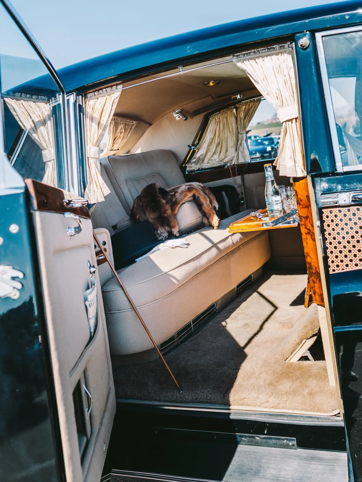 Give me a Rolls Royce equipped with all the necessities, please! 🎩