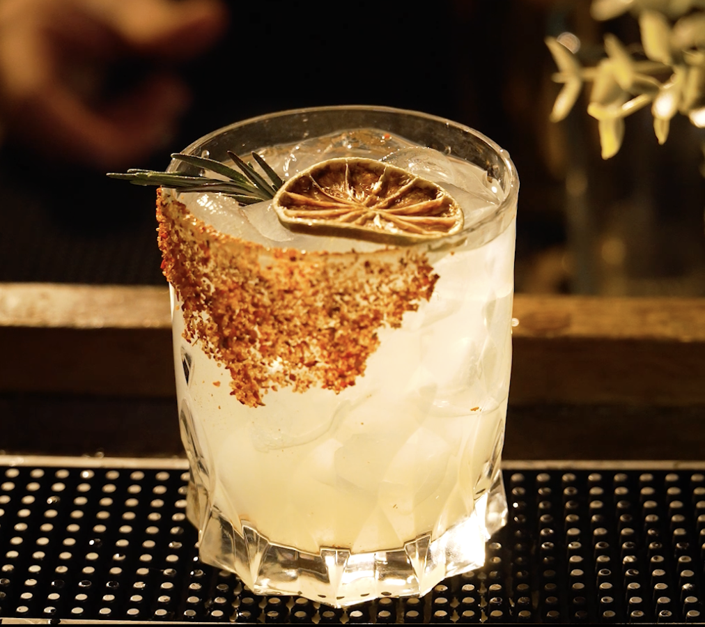 Un cóctel de mezcal, romero y limón