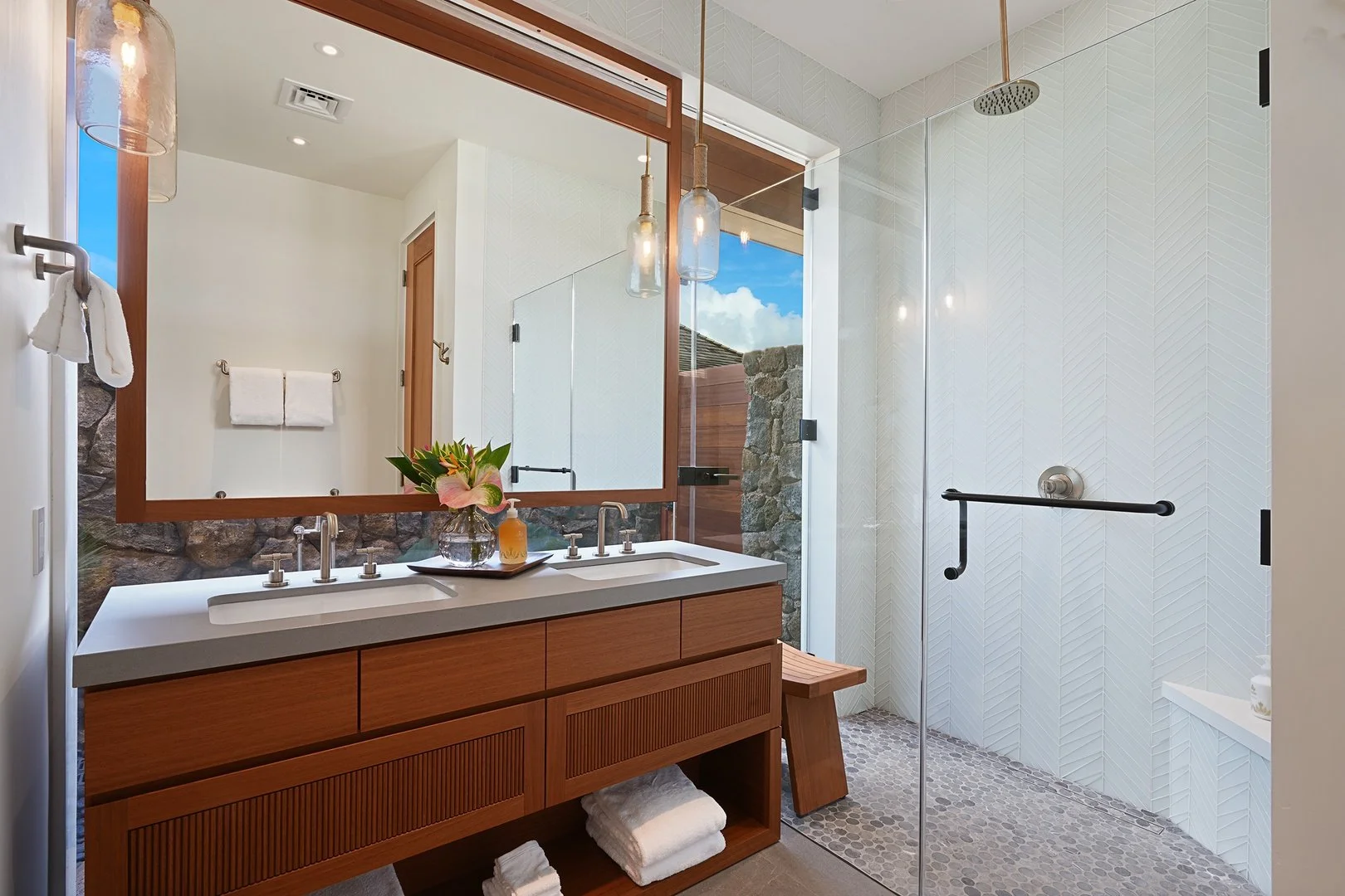 Ivory Cove Interiors - Between Land and Sea - Jack & Jill Guest Bathroom