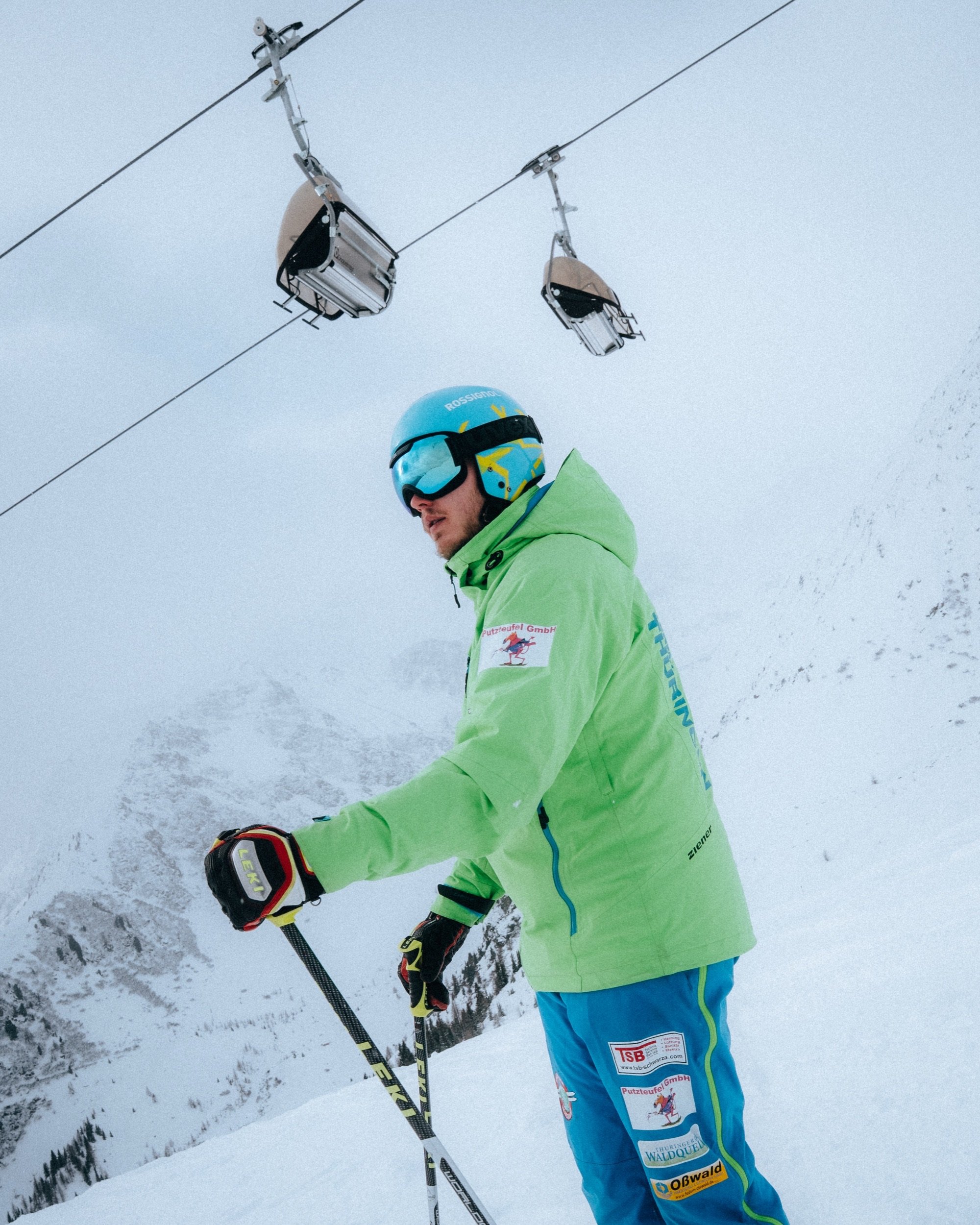 Skier in a green jacket below the chairlift, Kappl