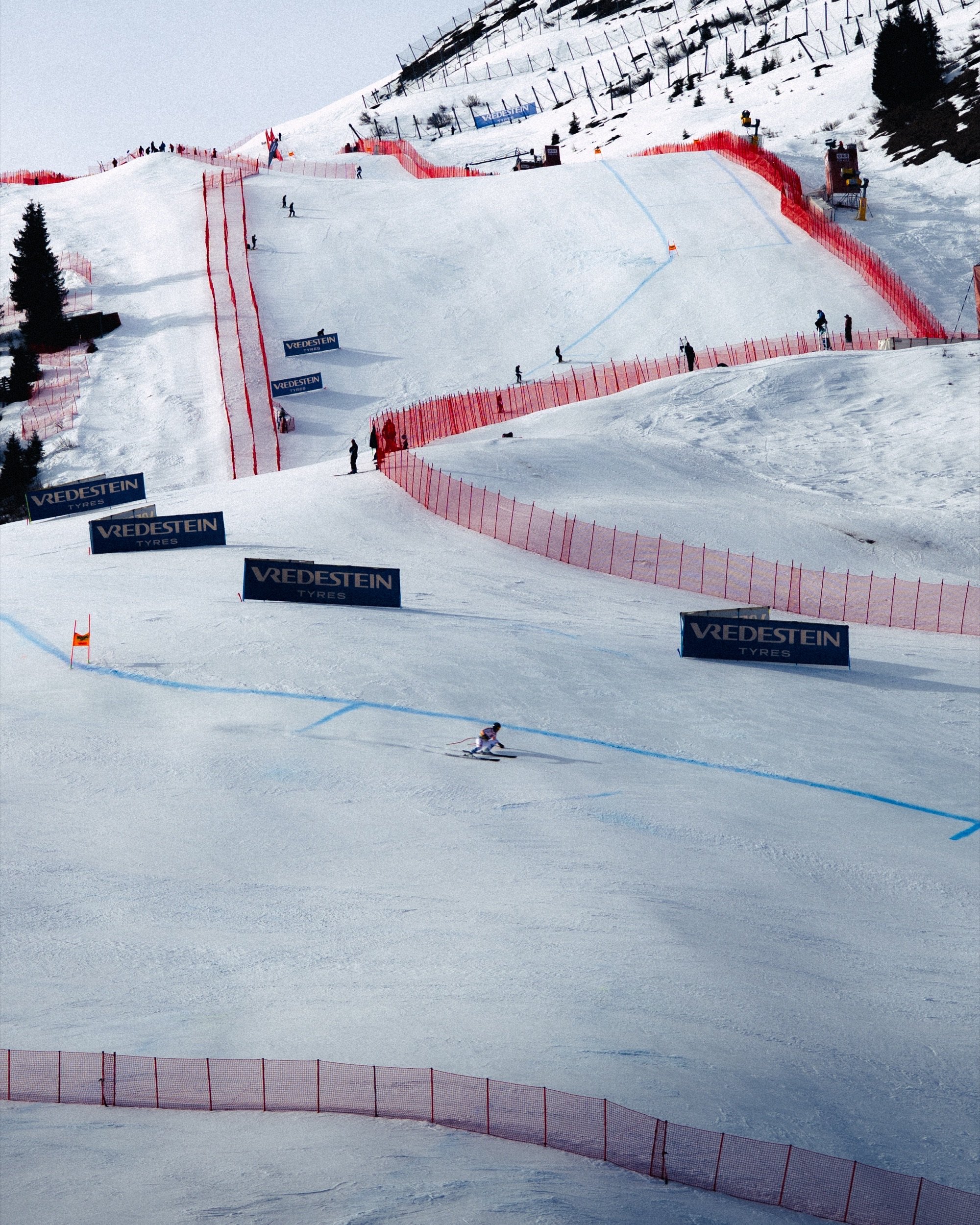 Simon Jocher (Germany, DSV) on the downhill course at the FIS Alpine World Ski Championships, Saalbach 2025 — Ski-WM Saalbach 2025, ski racing photography by Antonia Bucklitsch