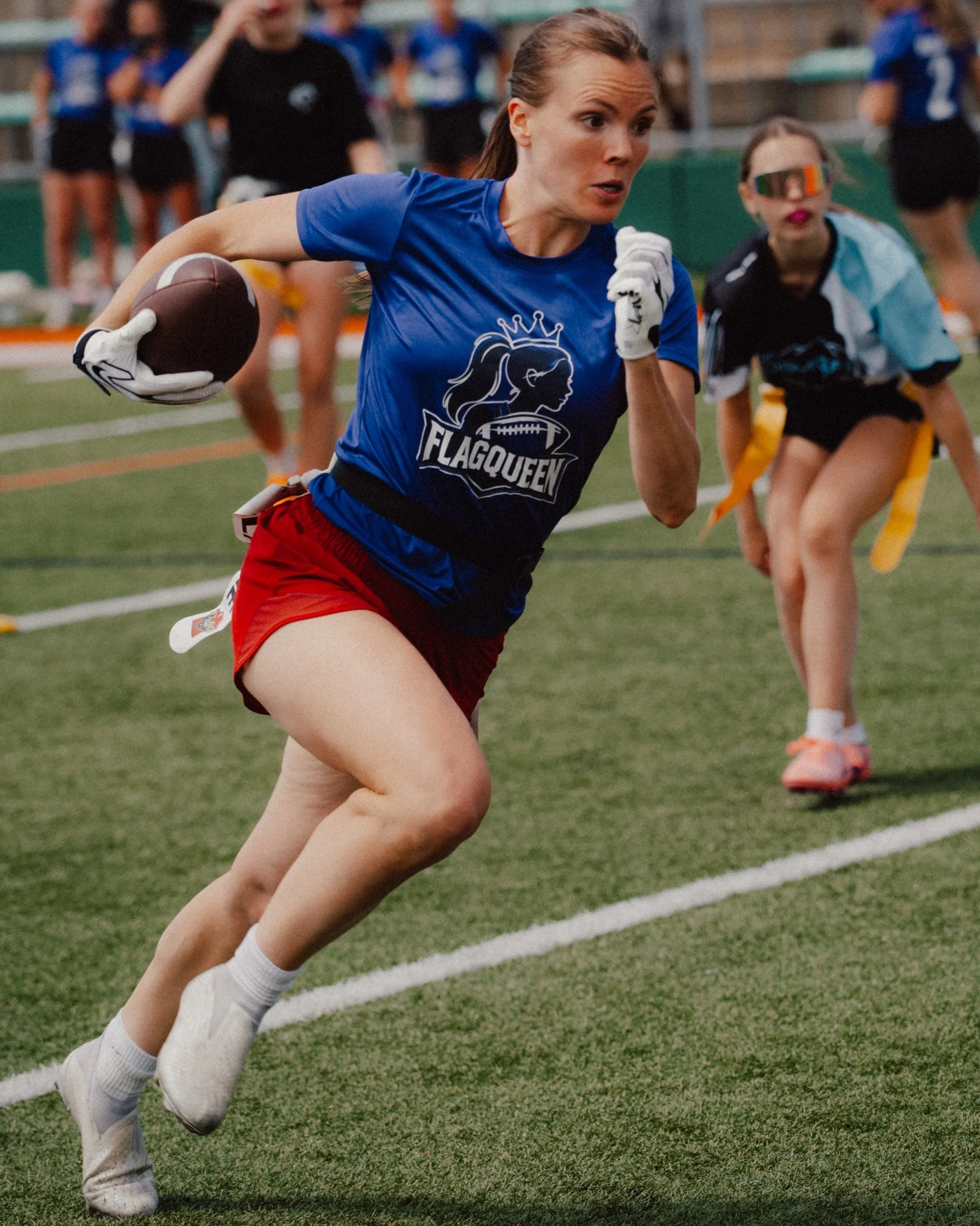 Flag Queens player running with the ball, women's flag football in Québec City, Canada