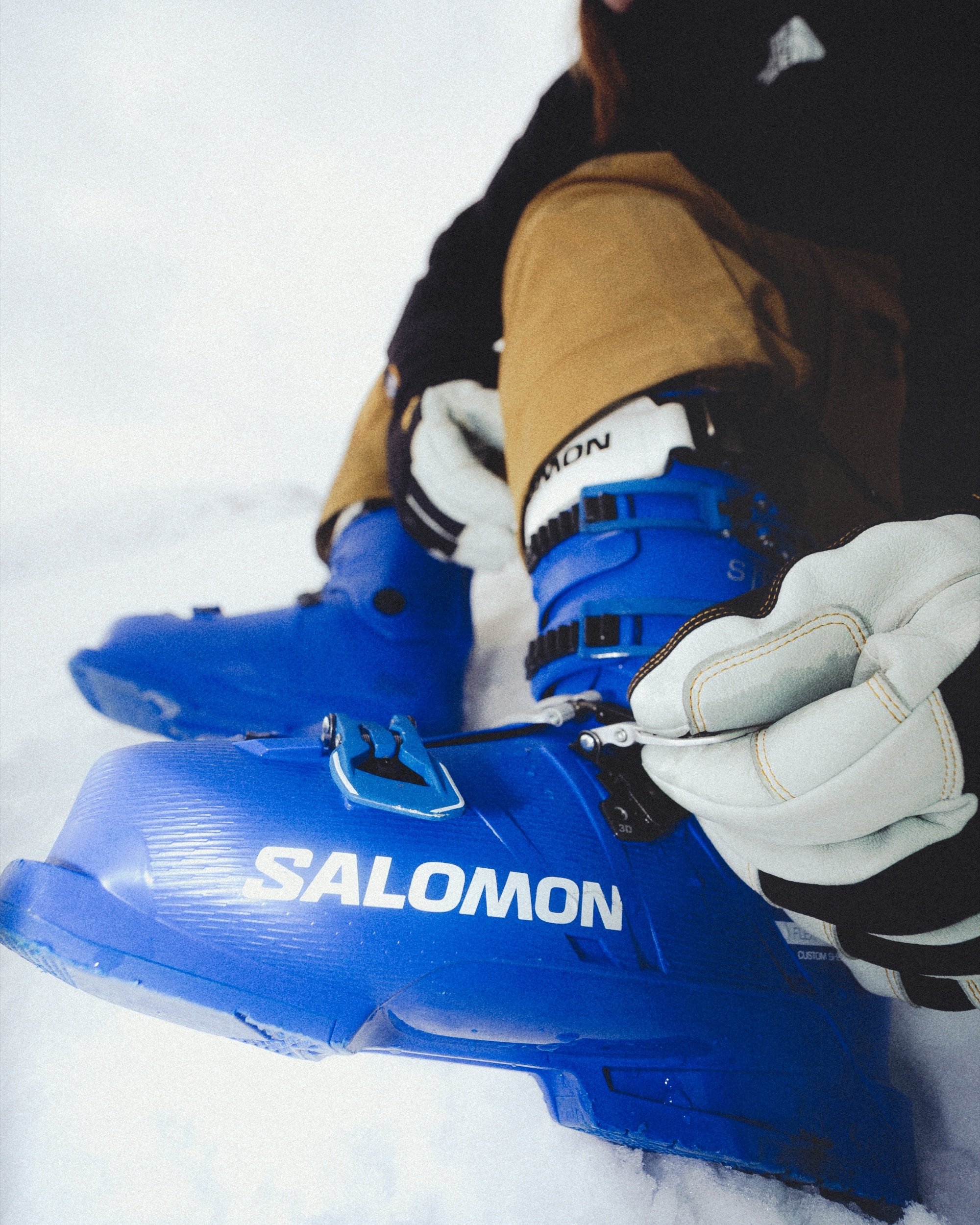 Close-up of a skier with Salomon skiboots in fresh snow