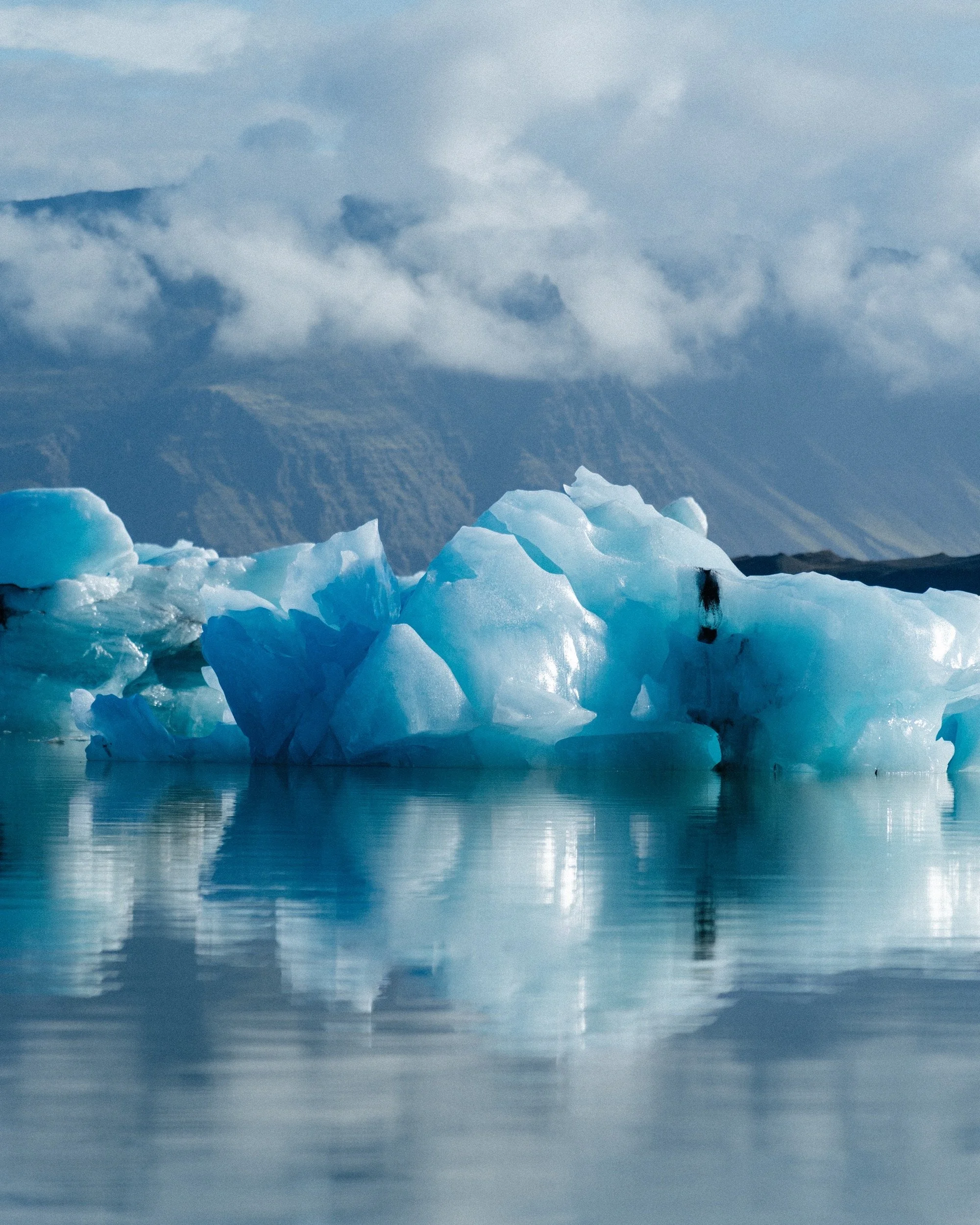 Icebergs drifting in Jökulsárlón glacier lagoon below the glacier, Iceland