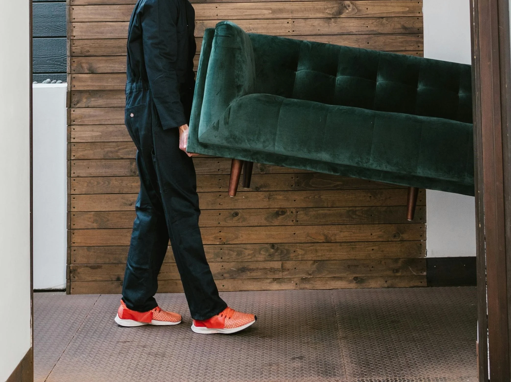 Servizio di rimozione mobili per un ambiente domestico ordinato offerto da BB Stage and Sell