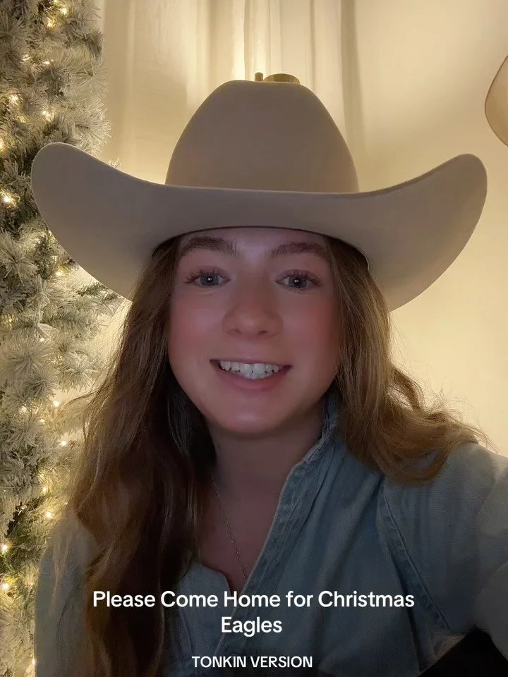 Started a fun little series about a week ago called &ldquo;Classic Country Christmas&hellip; with Carlisle Wright&rdquo;😇 I&rsquo;ve got some excitin news to share tomorrow so stay tuned!!! And let me know what songs ya wanna hear ⚡️
-
-
-
-
-
#carl
