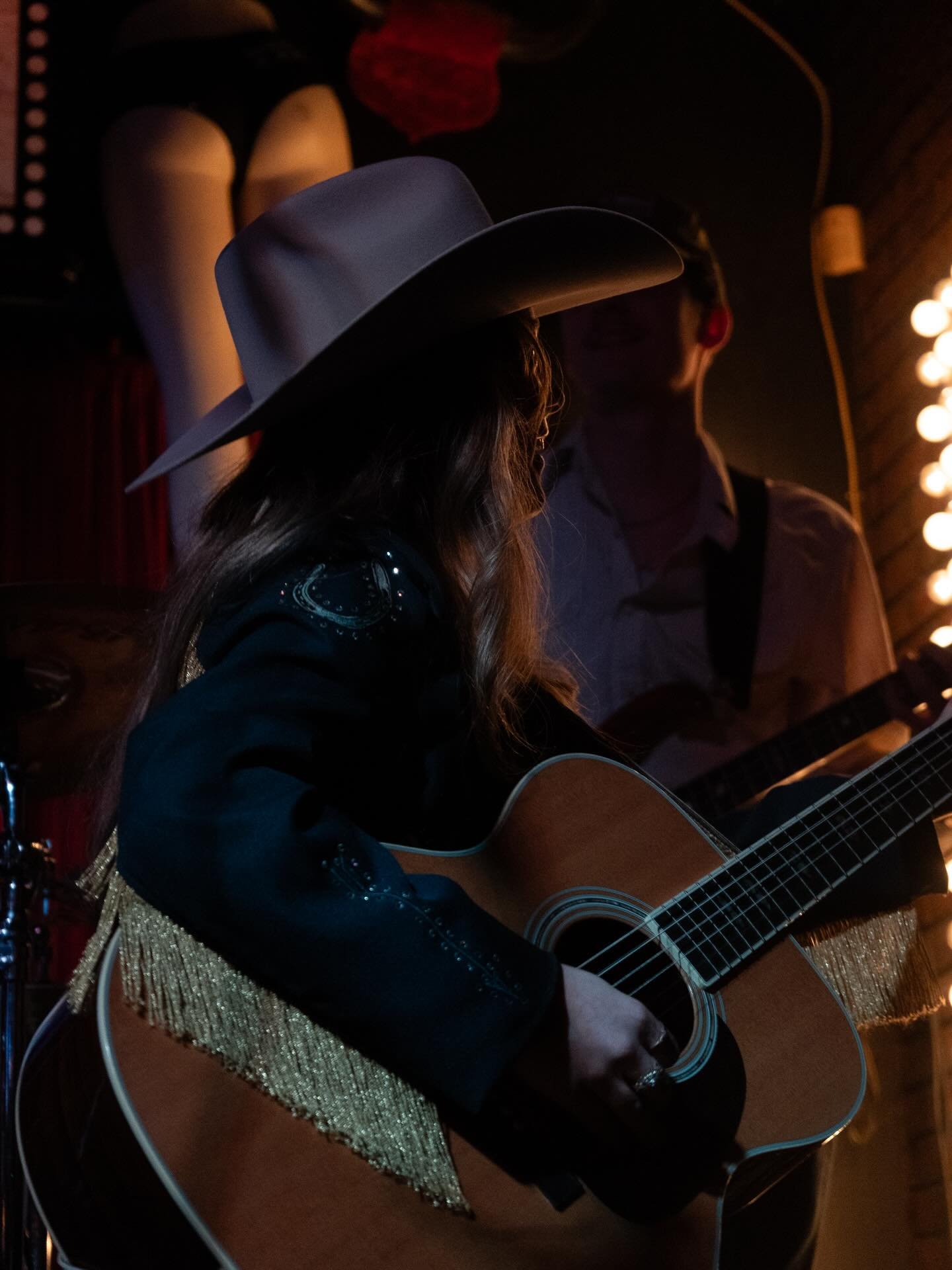 Half My Heroes out so so soon!!!! Countin down to 01/29⚡️
Yall excited??!!!
📸 @mchughphotography_ 
-
-
-
-
-
#carlislewright #halfmyheroes #original #newmusic #lorettalynn #johnnycash #countdown #classiccountry #womenofcountrymusic