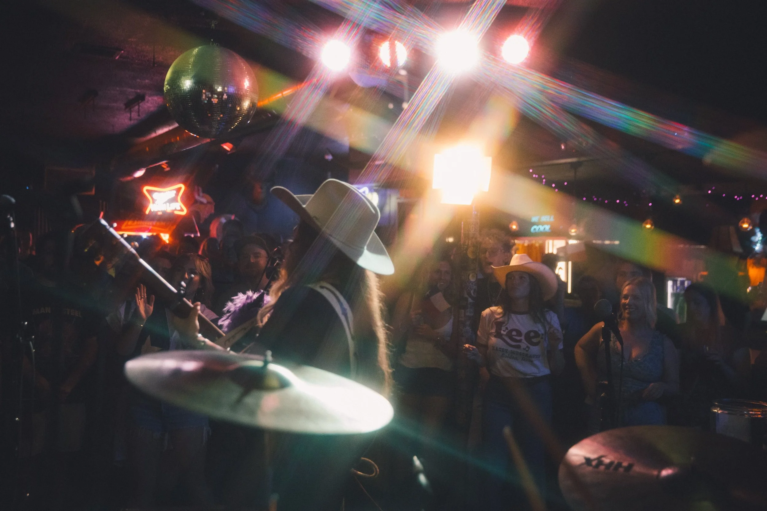 Cause everything&rsquo;s better in a dive bar⚡️⚡️

#carlislewright #borninadivebar #wrightkindacountry #divebar #classiccountry 

Start the week of right&hellip;

Born in a Dive Bar out now

Go listen 

Like right now