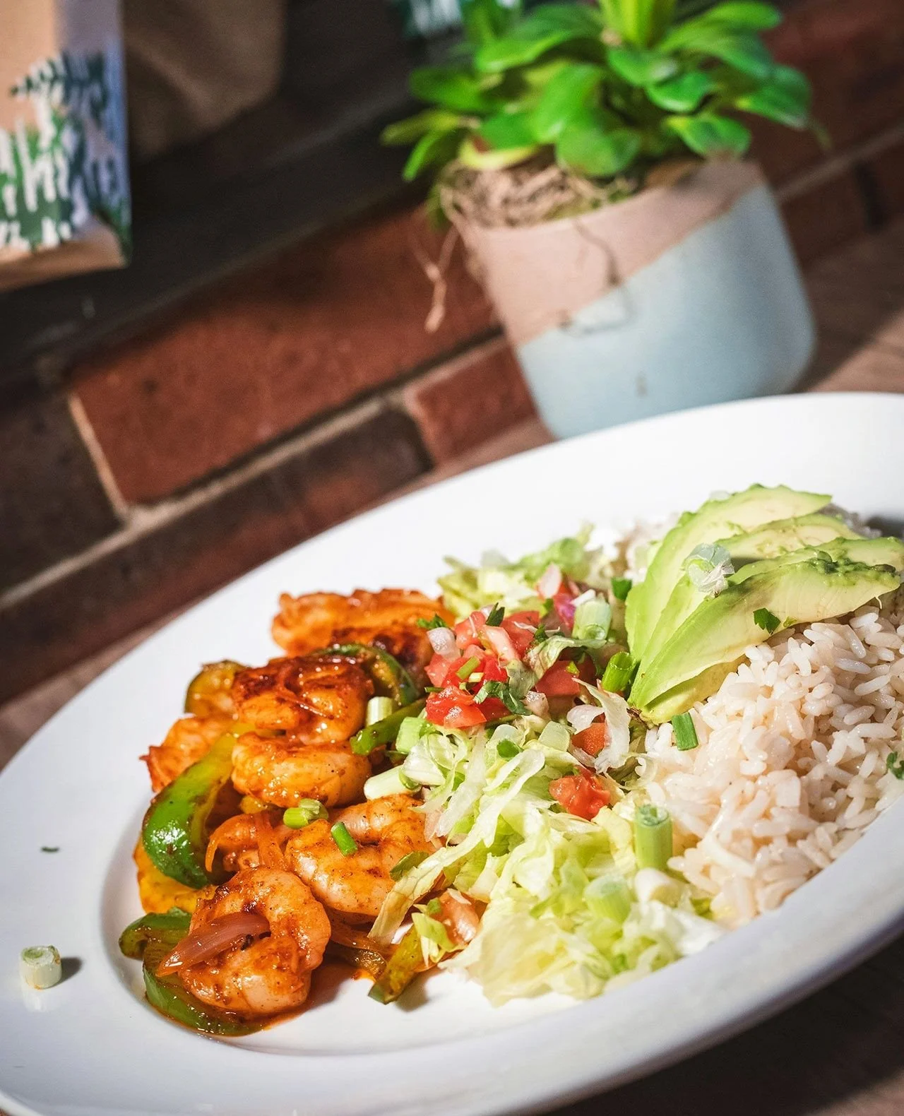 Camarones a la Diabla ❤️&zwj;🔥🦐 spicy saut&eacute;ed shrimp, peppers &amp; onions, white rice, lettuce, pico de gallo, sliced avocado⁠
⁠
Available for a limited time!