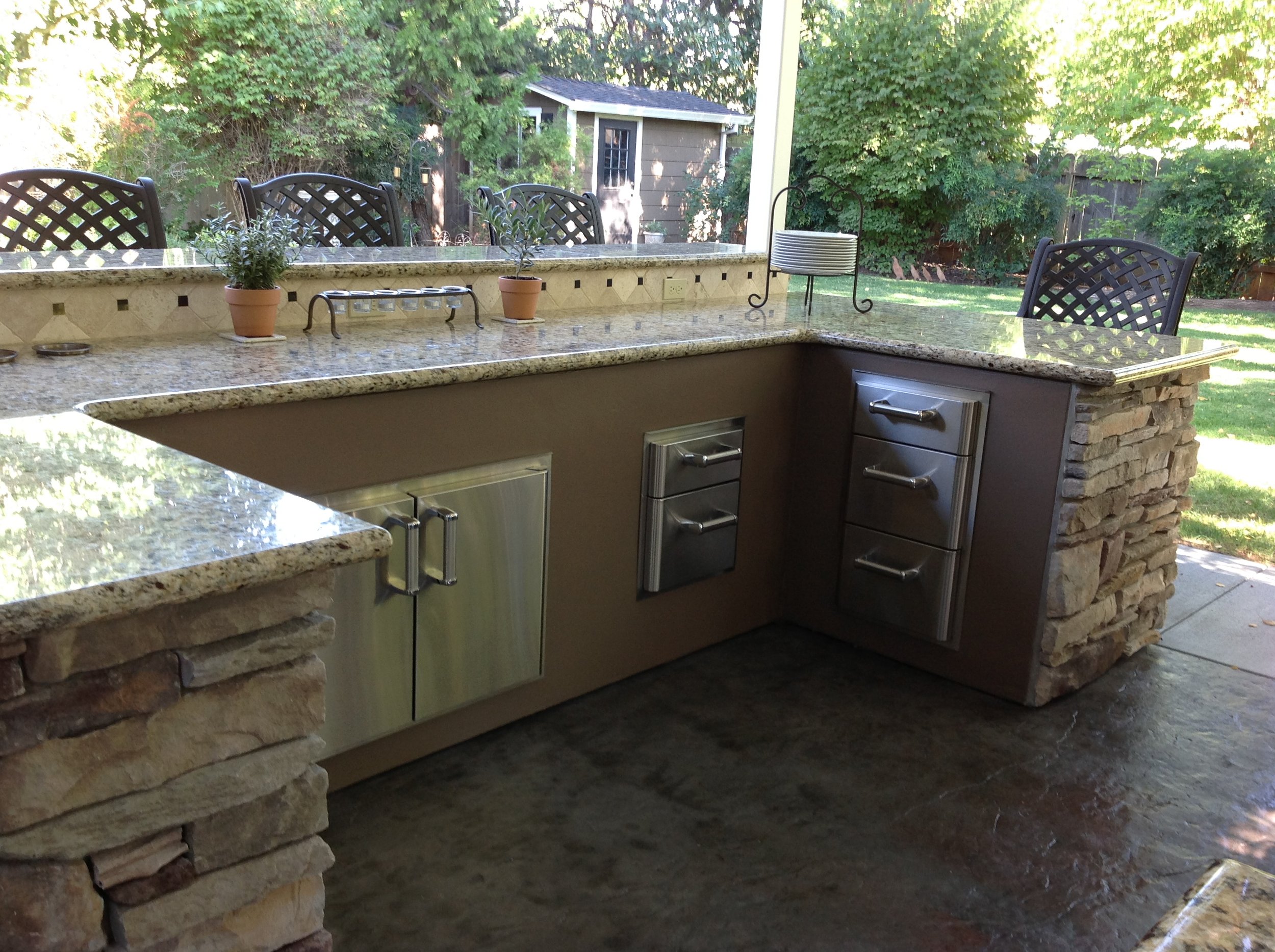 Outdoor stucco kitchen with stone veneer