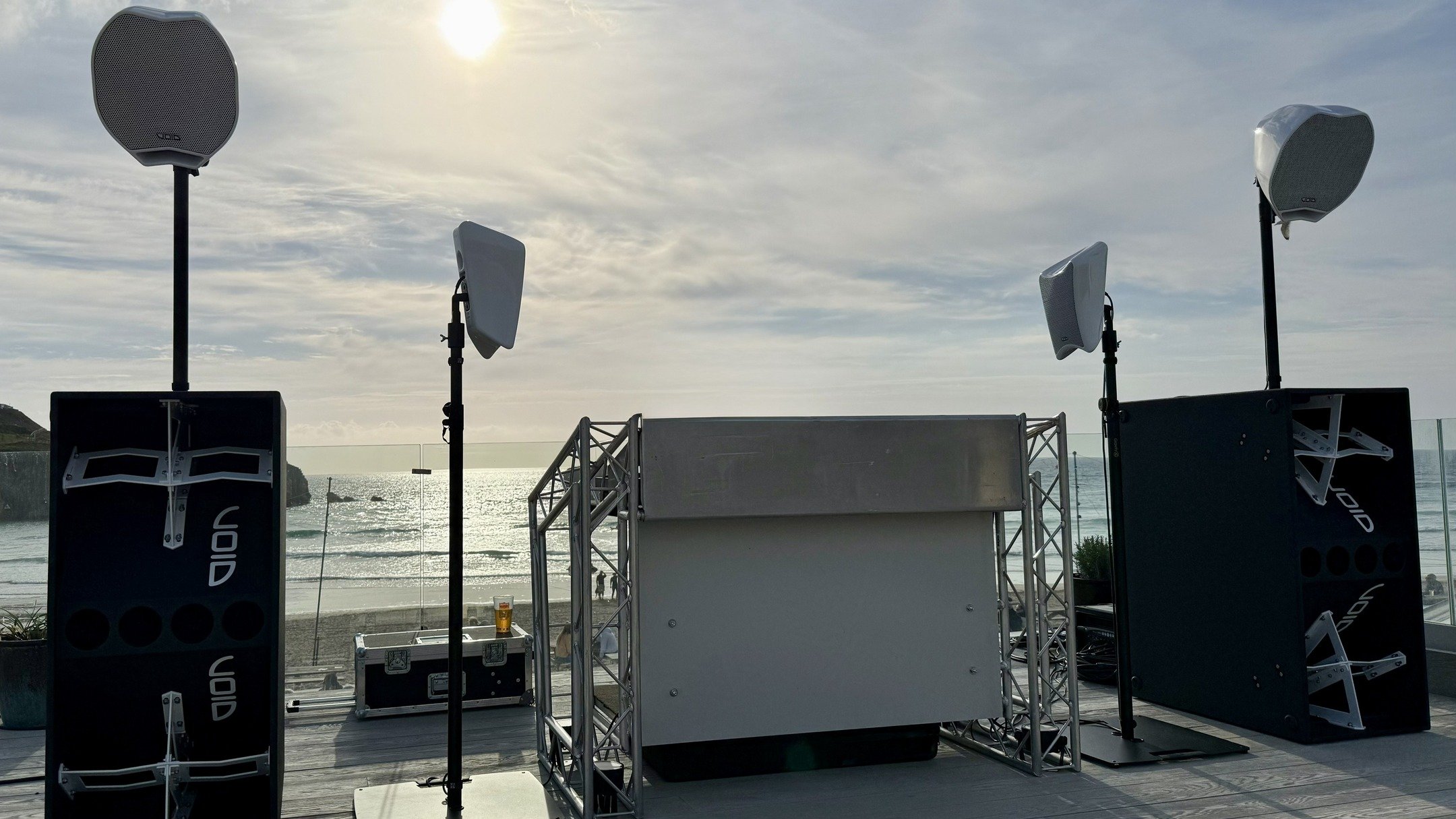Pure vibes this Friday on Perranporth Beach with the @love_deluxx gang 🔥. The sun shone beautifully before handing over to a stunning full Moon. Awesome music all night long delivered in crystal clear @voidacoustics sound. We can't wait for the next