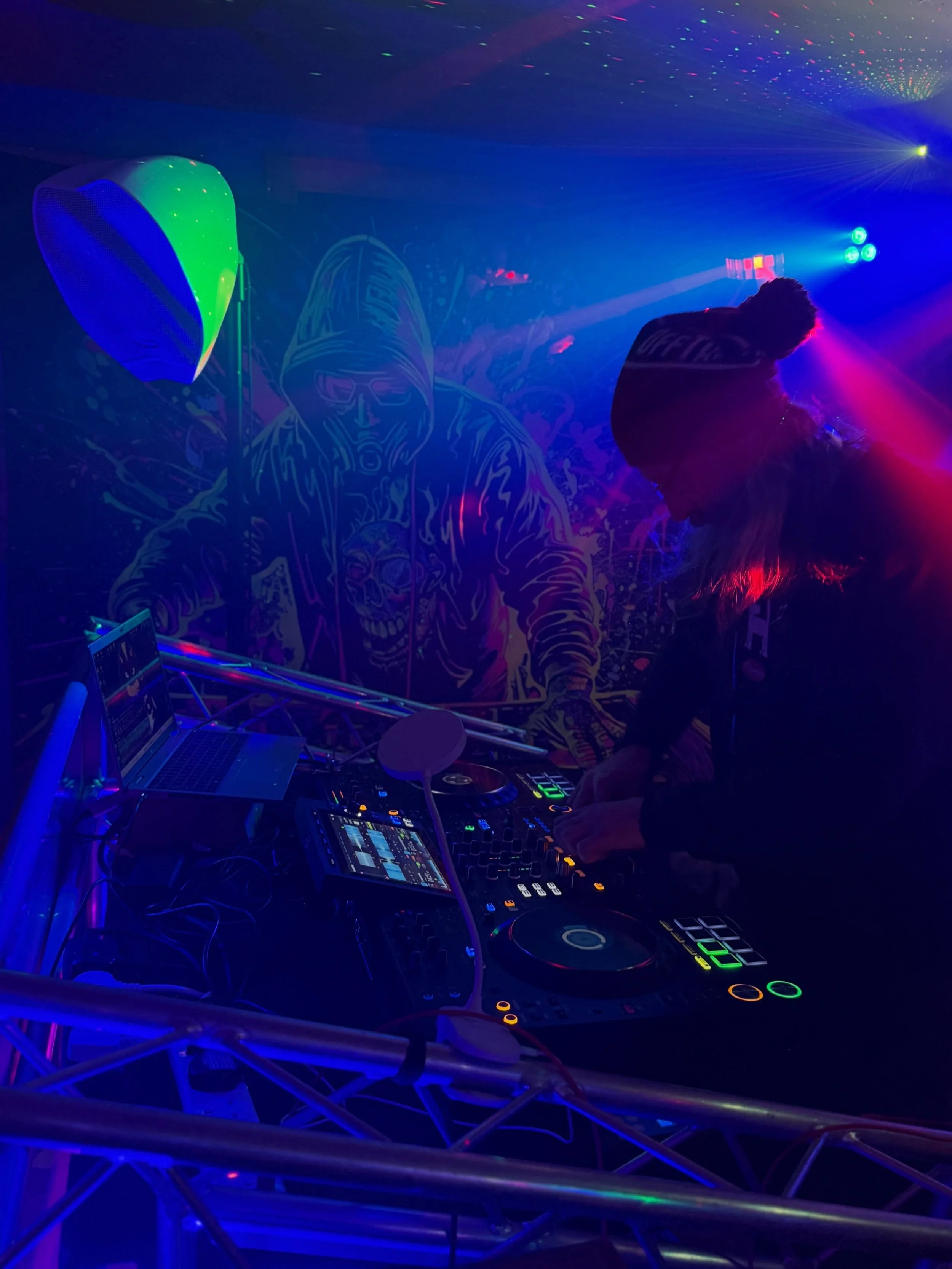 Quality night with the FunkedUp⬆️ crew at the @perran_deck. Great sets by all the dj&rsquo;s in an intimate, buzzing venue. Thanks for having us guys! #thedeck #funkedup #voidacoustics #eventhire #prosound