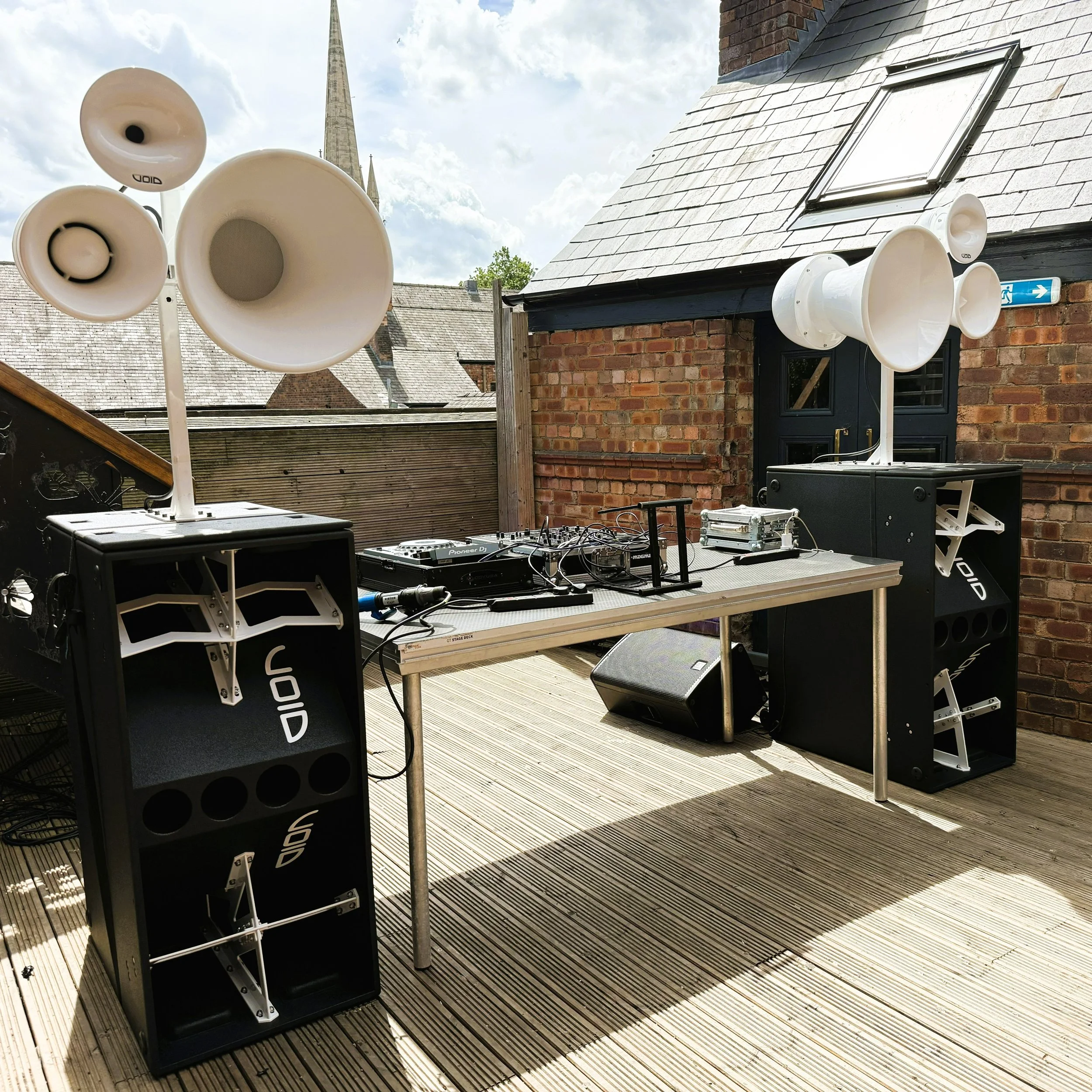A few weeks ago we had the pleasure of supporting @total.audio.solutions with a setup for their long time client @circlelincoln. The weather held up it's end of the deal ☀️as did the far more reliable @voidacoustics package Thanks, Panni for your hel