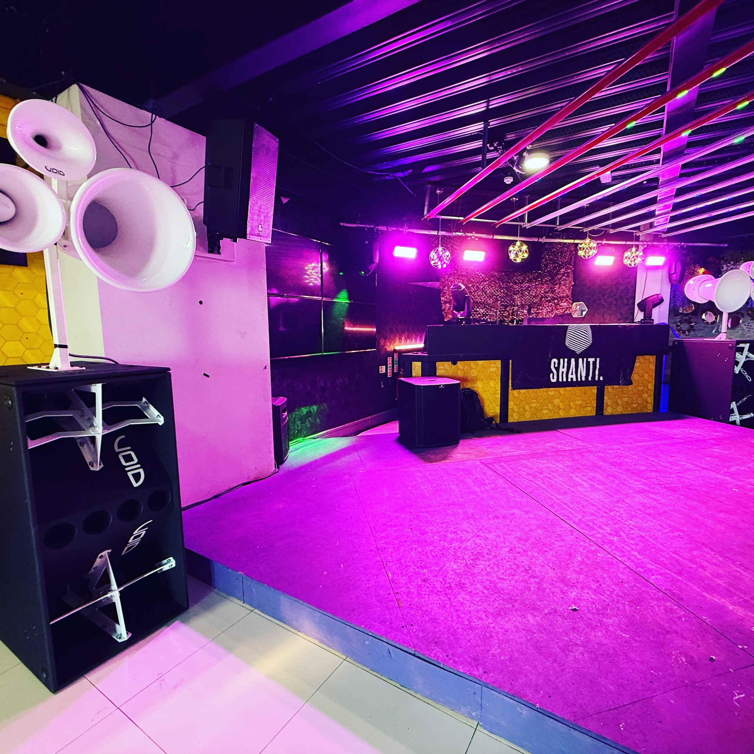 A couple of weeks ago we had the pleasure of supporting @total.audio.solutions and @shantievents for their Summer event featuring none other than the legendary Max Chapman. Despite being 3 floors up, we brought the full package of Void sound, CDJ's a