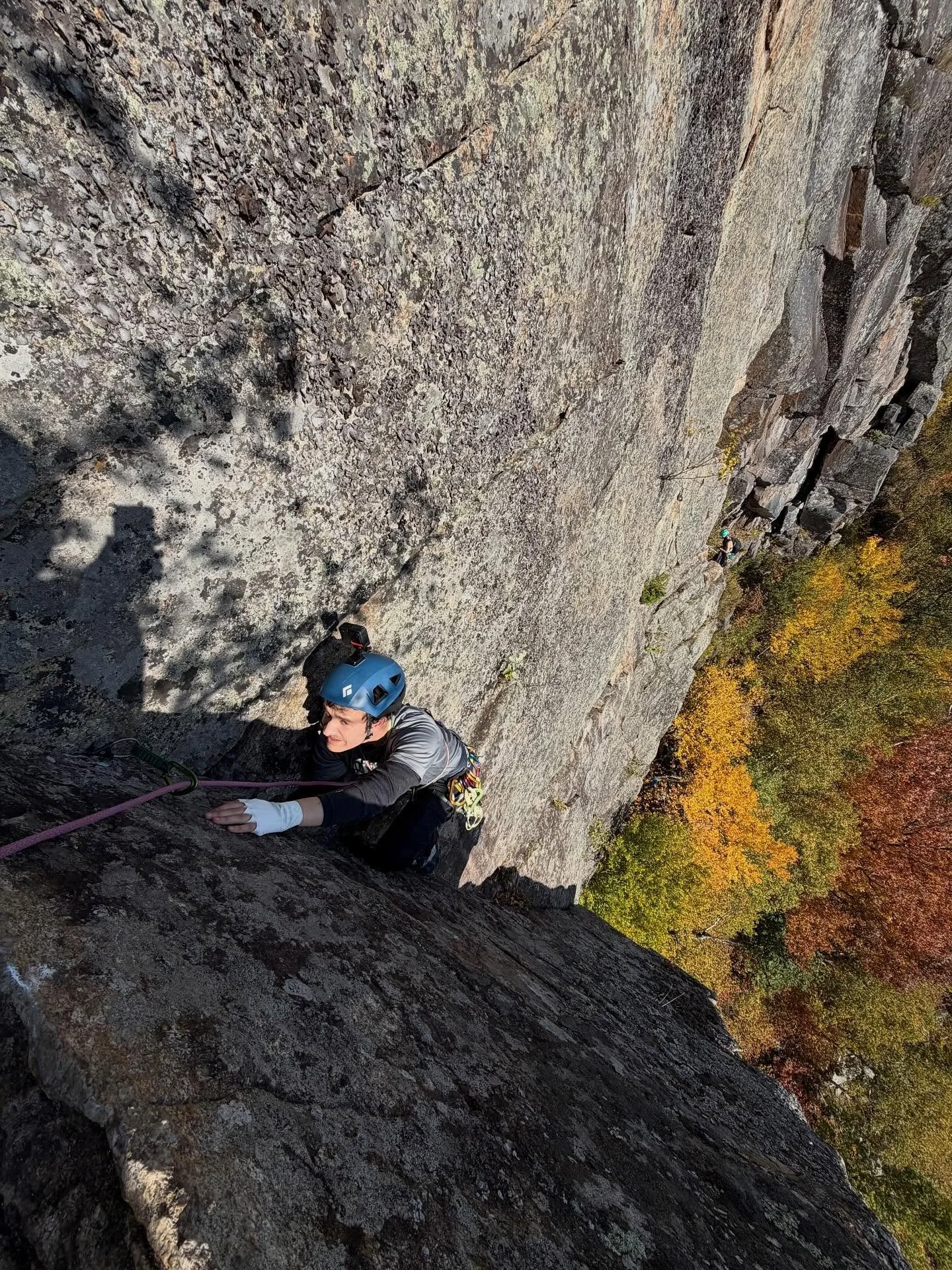 I’ve been climbing with @bonacio_th for a while now, and it’s infectious the enthusiasm he’s got for scaling rocks! We enjoyed a perfect fall day and hit up some classic 5.7 routes on his tick list: Pete’s Farewell on Pitchoff