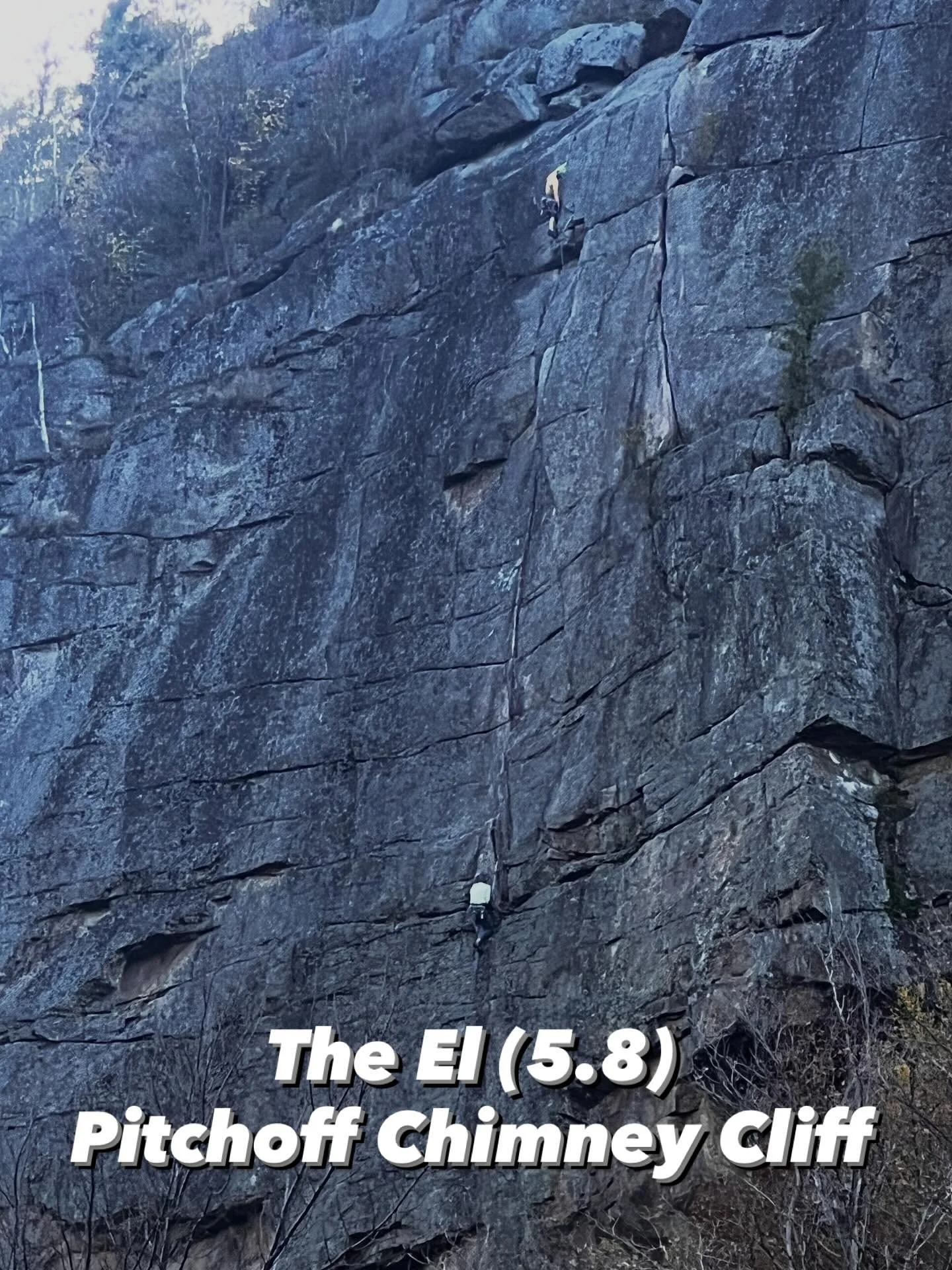 It was pretty awesome to get back on The El (5.8) today with my buddy Shane. I linked the first two pitches via The Lonely (5.6) variation, and then took the plum line up P3. What an exhilarating route! 🤩
Personally, I feel like the traverse is har