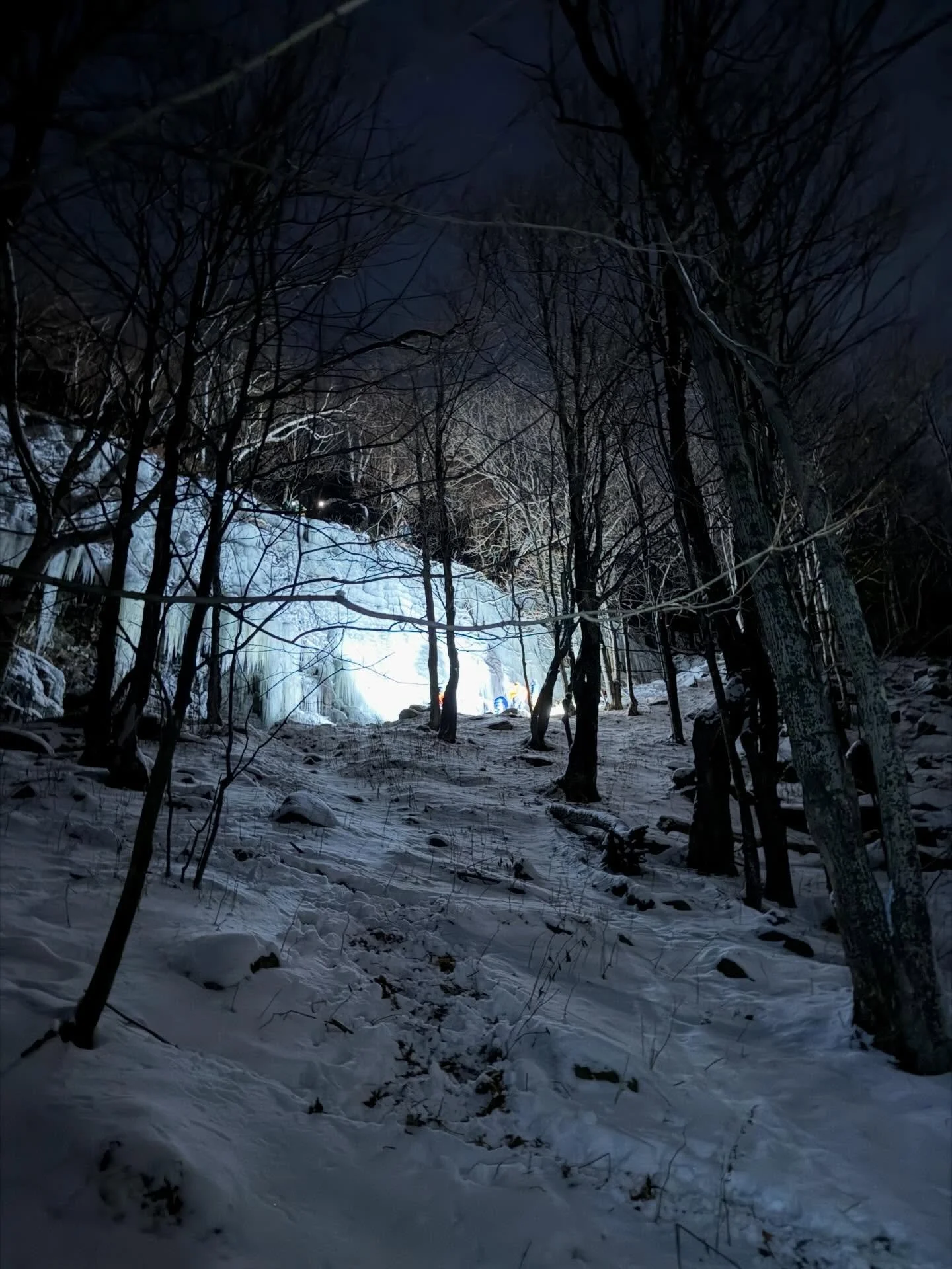 Incredible to see the first @adkclimb.club ice meetup of the season so well-attended! Folks are getting PYSCHED for ice season. A lot of new partnerships growing out of the club, which was the whole point. 😁 Thanks to all the newcomers.