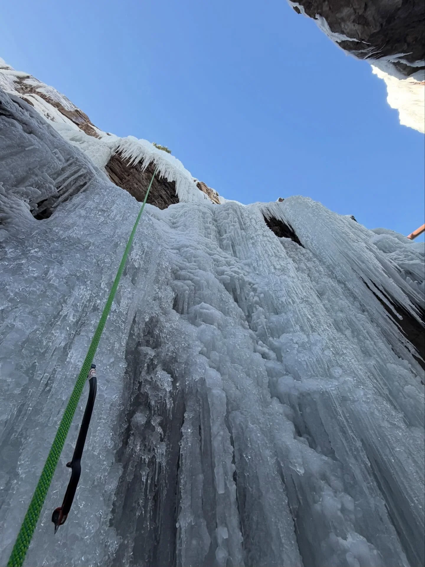 My final morning (Day 5) at @ourayicepark with @adkclimb.club pals. I only did a couple (loooong) climbs and didn&rsquo;t take a ton of pics, so enjoy this progression of @bbrianandersonn emerging victorious from Brass Tax on a gloriously sunny morni