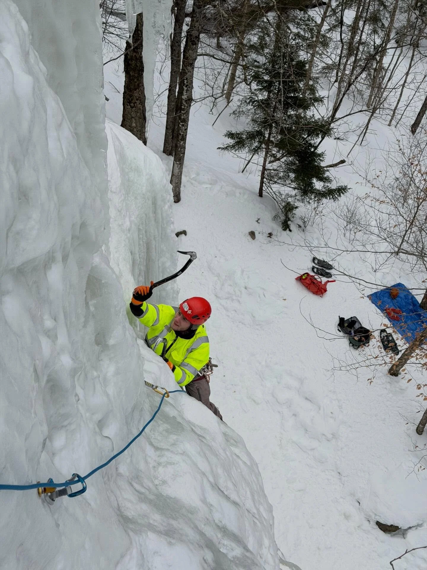Spent the day with Joe on a fat and wonderful Harlot at NSOP. Though it was his first day on ice, Joe was eager to learn and we got his technique dialed in so he could try some steep columns and a little mock multipitch practice! Love these one-on-on