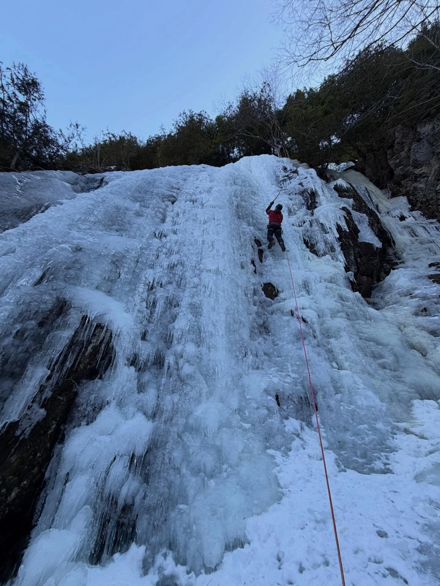 Always a pleasure to get out with @don.mellor in his nature habitat. Despite yesterday&rsquo;s rain, today&rsquo;s drop in temps made conditions were quite good in Chapel Pond Canyon. Gonna swing and kick for as long as we can!

1: Lions on the Beach
