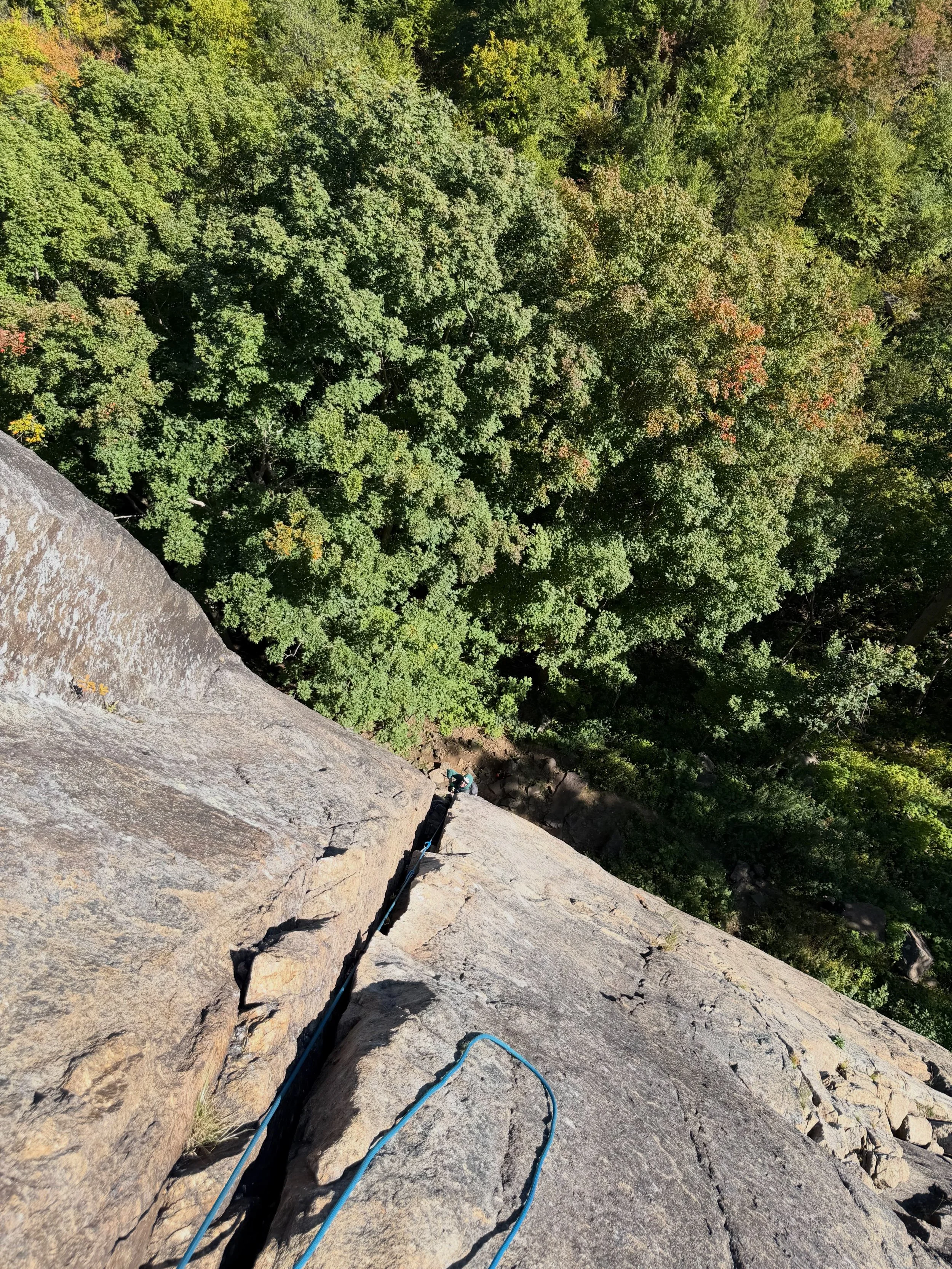 Gamesmanship! Been meaning to get on this route for years and finally make it happen with @con1feric on a perfect fall day. What a route. We took it to the top and enjoyed every pitch. 👌 And got a @willclimbz sighting! 😁
