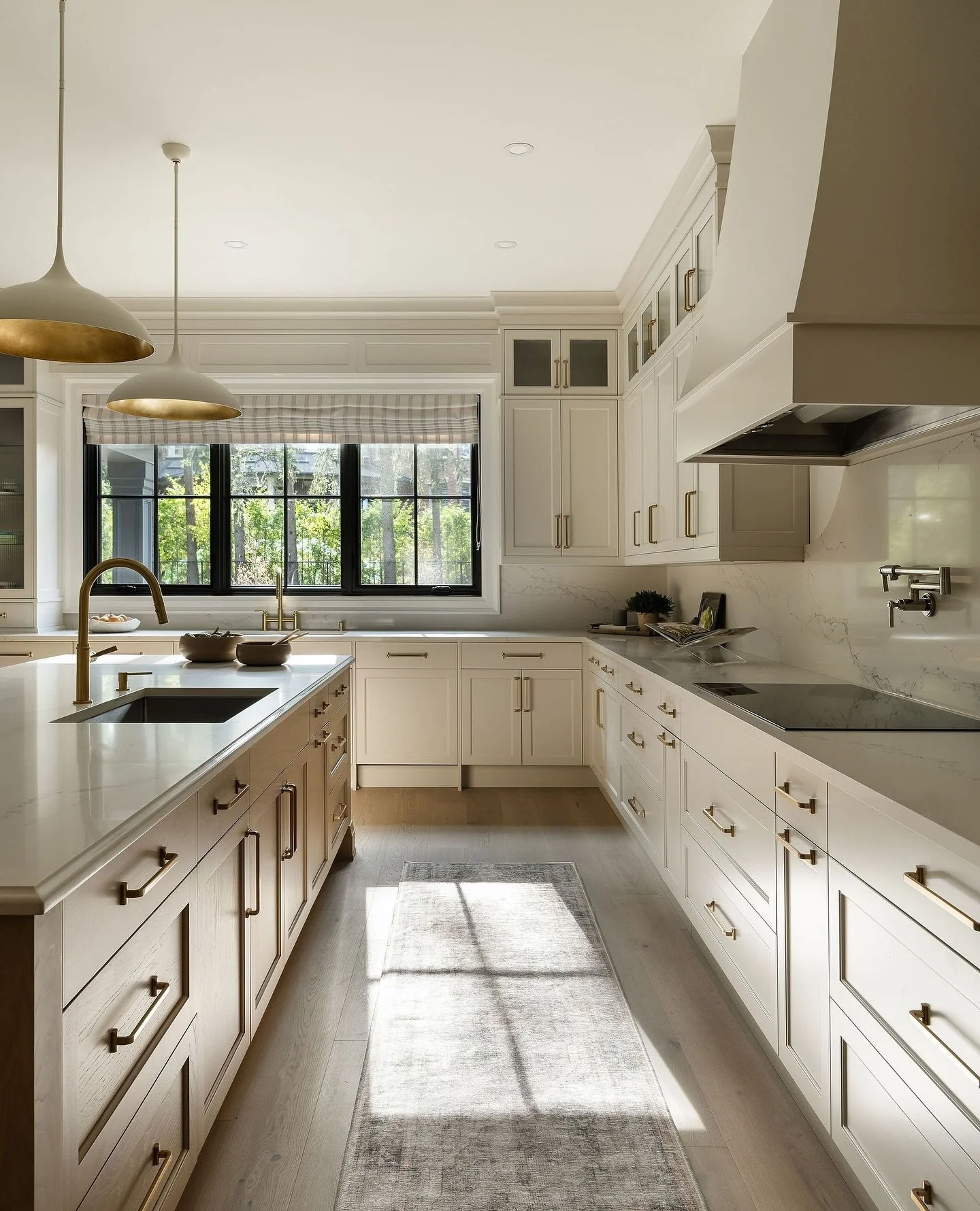 In this kitchen, form meets function in the most elegant way. ✨⁠ Thoughtful storage solutions &mdash; from integrated wine racks to reeded glass cabinets &mdash; bring beauty to the everyday.⁠
⁠
Because a well-designed kitchen should work hard and lo