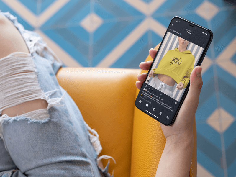 iphone mockup featuring an instagram appare lpost