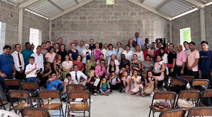 Congregación de Texas construye las paredes de una Iglesia en Perú