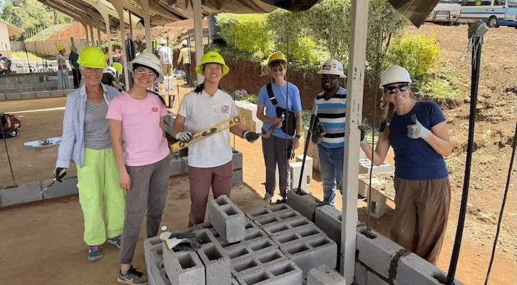 Iglesia de Dodge Center Construye Aulas en Kenia
