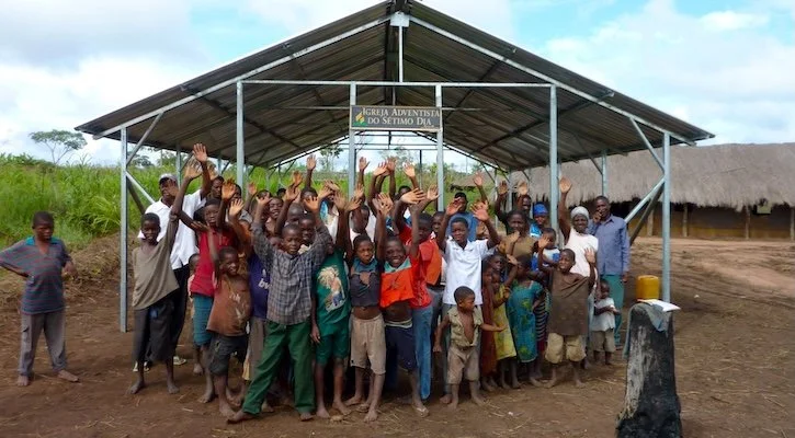 Sencilla y efectiva: Un vistazo a la Iglesia de Un Día en Mozambique