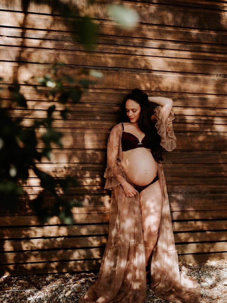 It was only a couple of days ago when it hit me. The perfect spot for Maternity Minis has been right here the whole time

A beauitful hidden little pocket of space. Trees. Soft, speckled light.

Watching that light fall through the leaves brought eve