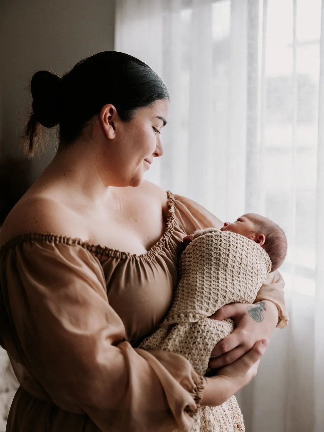 The outfits aren&rsquo;t the point. But they do everything right.

Warm tones, natural textures, nothing competing with the actual subject - your beautiful brand new baby.
This family mixed my client closet pieces with their own and it came together 
