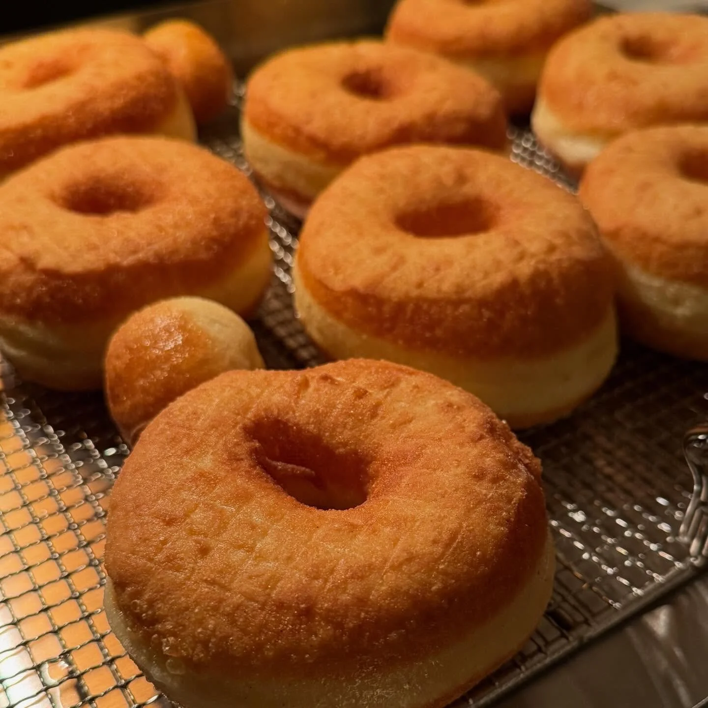 help choose the flavor for our next pickup on FRI 2/6!! | tba next week | pre-orders live at link in bio for those that know there is no bad outcome 🍩 

1. cinnamon + salt [cinnamon sugar + sea salt, brown butter drizzle] 

2. chocolate sea salt [mi