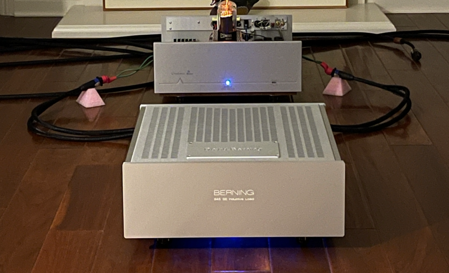 Berning stereo SET 20 w amp with outboard Ypsilon copper wire chokes.
The Ypsilon chokes are in the front box and the amp Berning SET behind the chokes connected by an umbilical cable designed for this application by David Kleinbeck of designer of E