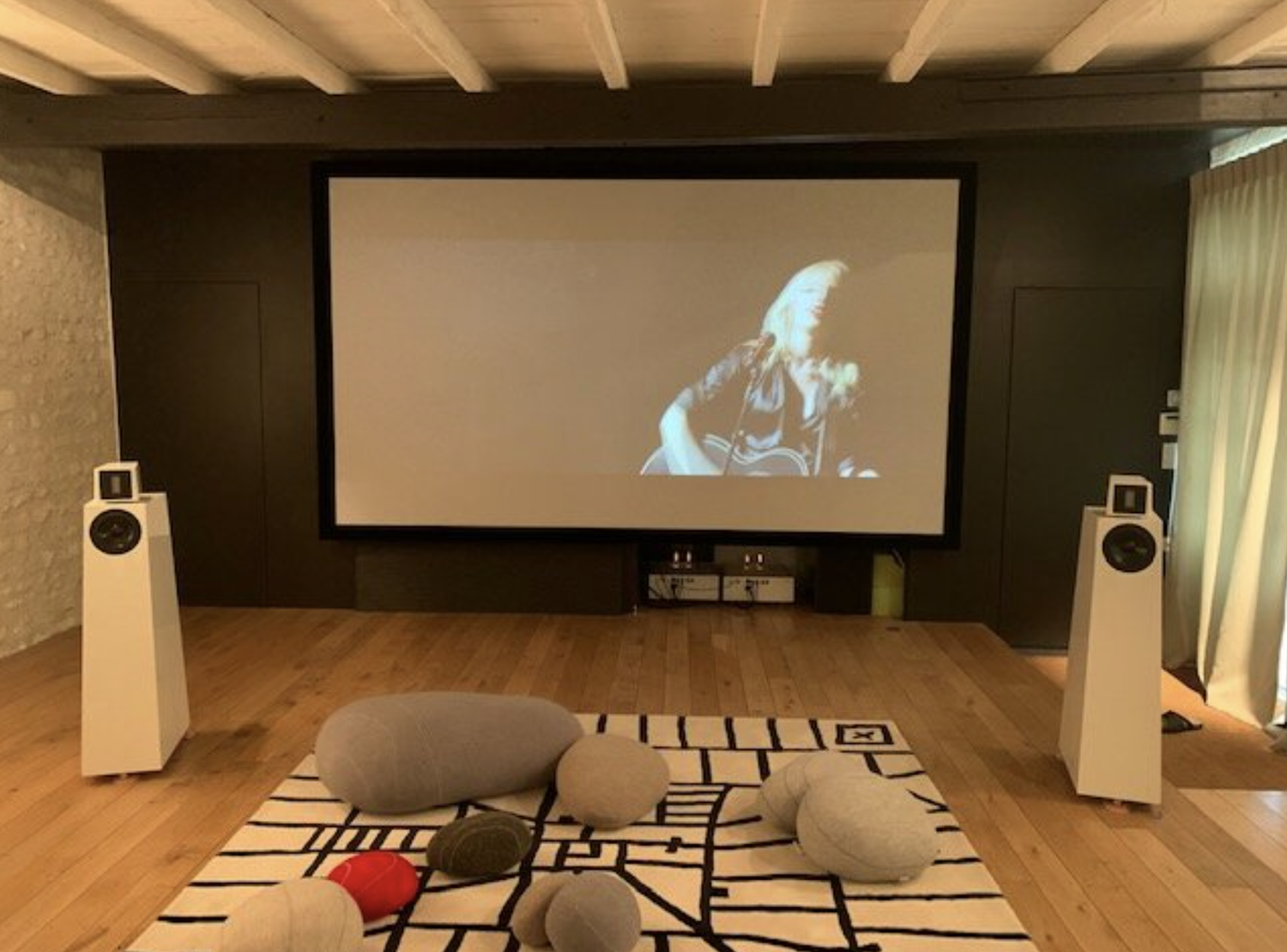 A dedicated room in Jarnac, France with the Berning Hi-Fi One 845 OTL ZOTL amplifiers.
