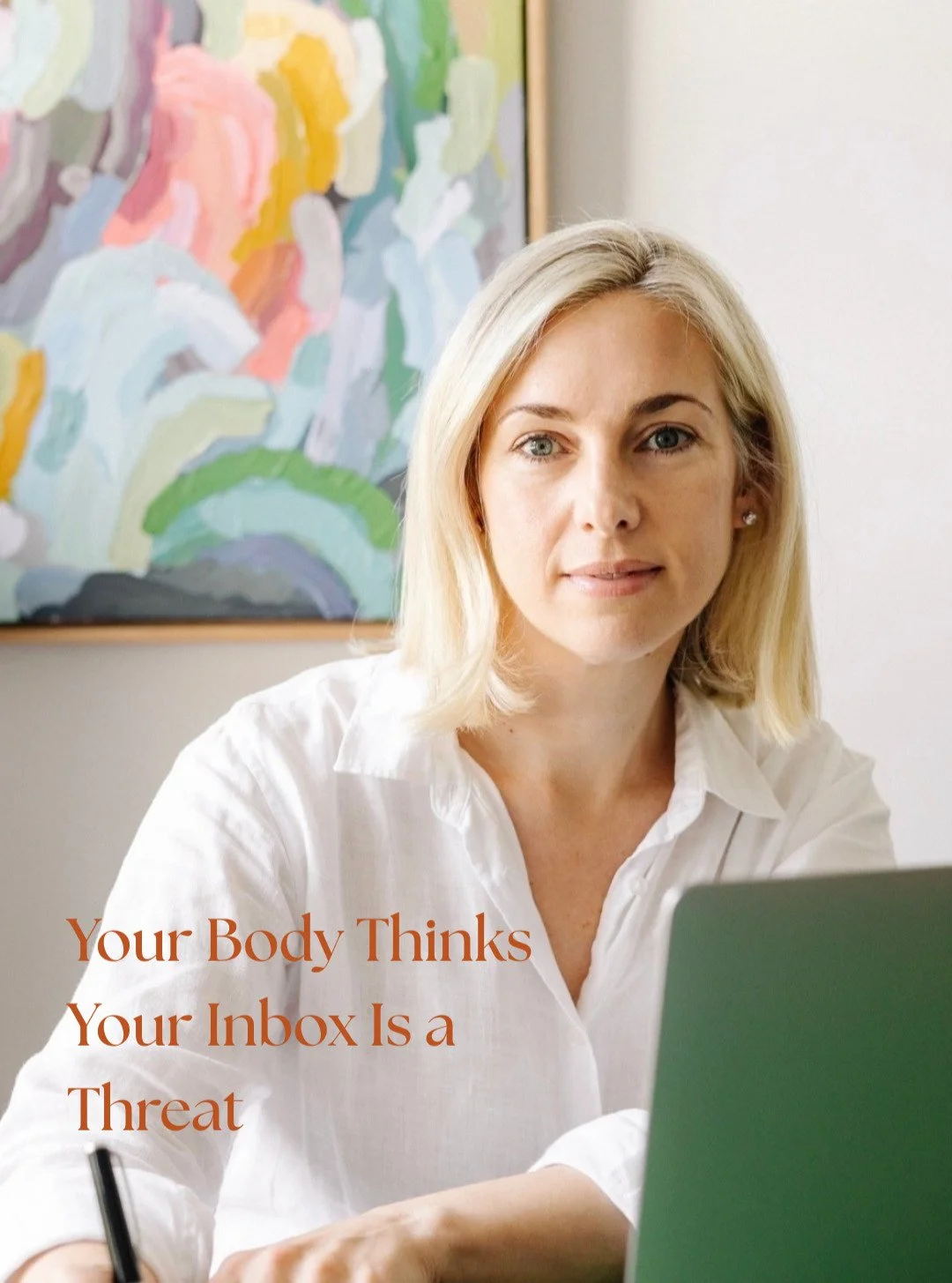 YOUR BODY THINKS YOUR INBOX IS A THREAT 

Your breath changes when your body feels under pressure.

Emails.
Notifications.
Deadlines.
Constant urgency.

Many people unconsciously hold their breath or start breathing fast and shallow while working.

T